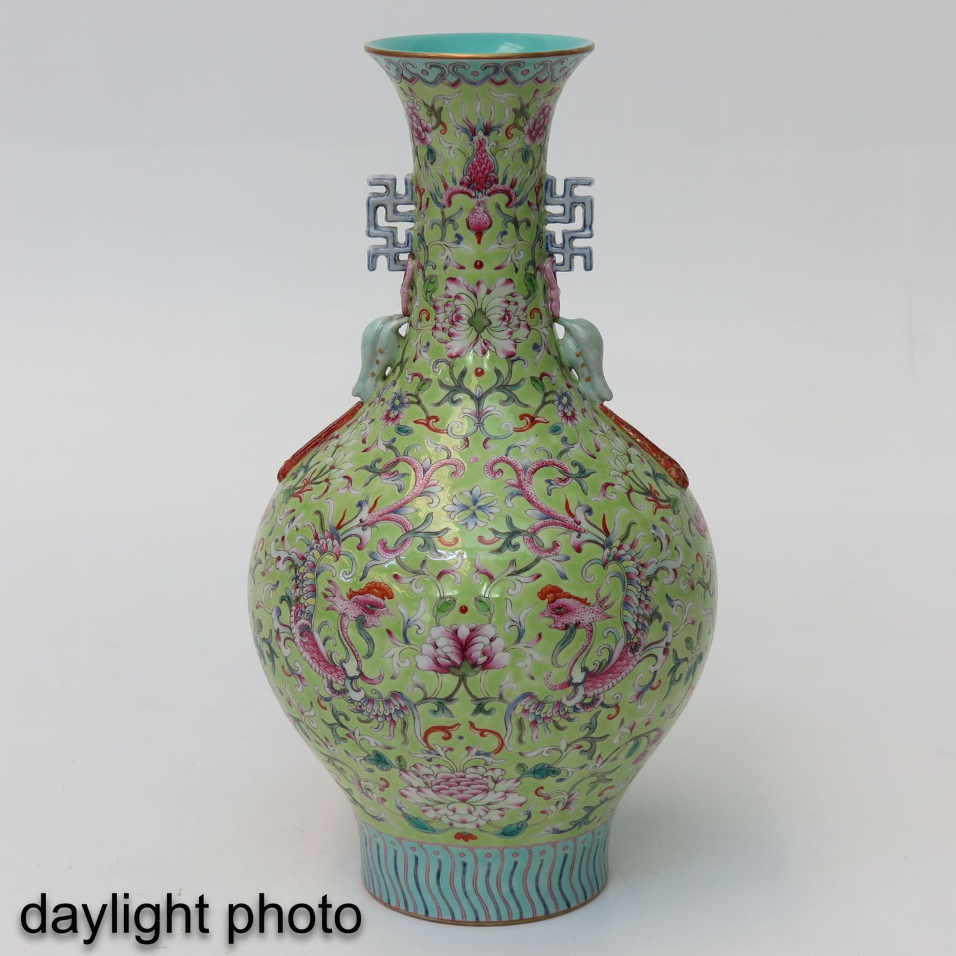 A Famille Rose Vase - Bild 7 aus 10