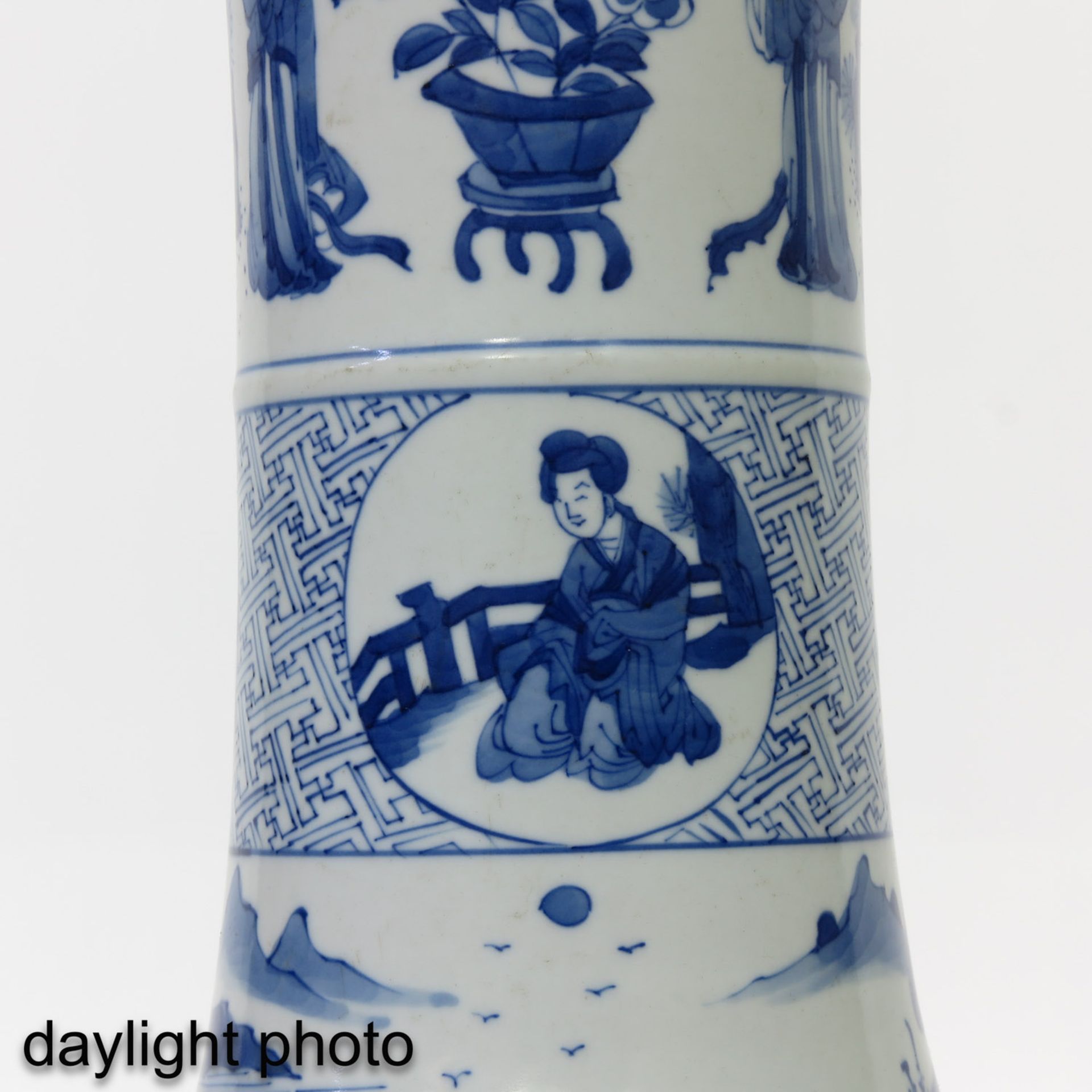 A Pair of Blue and White Vases - Image 10 of 10