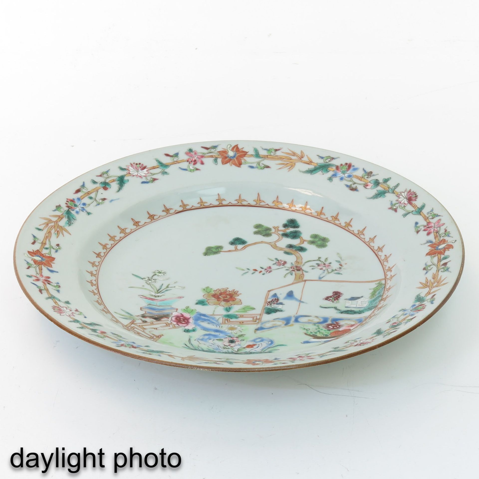 A Pair of Famille Rose Plates - Bild 7 aus 9