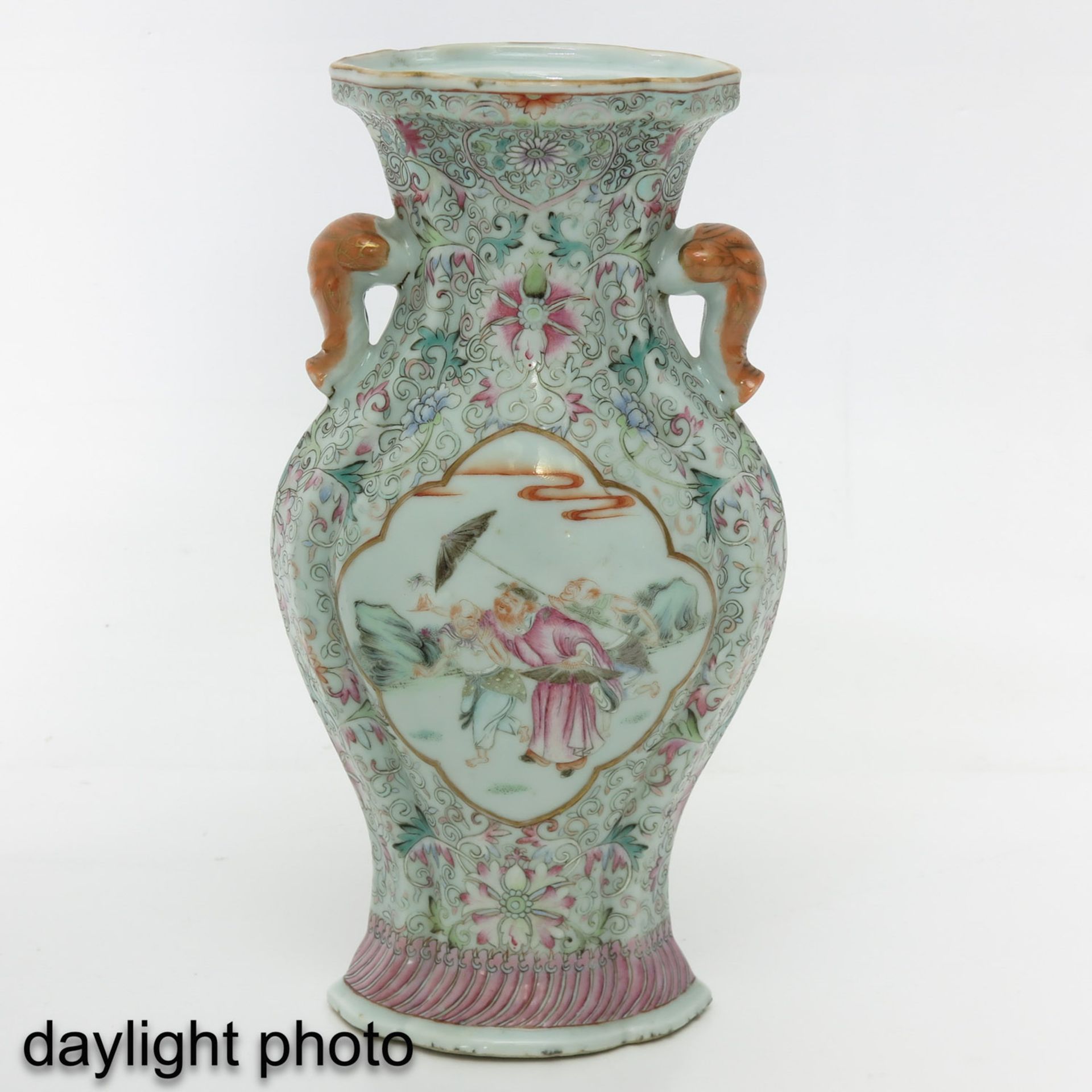 A Pair of Famille Rose Vases - Bild 7 aus 10