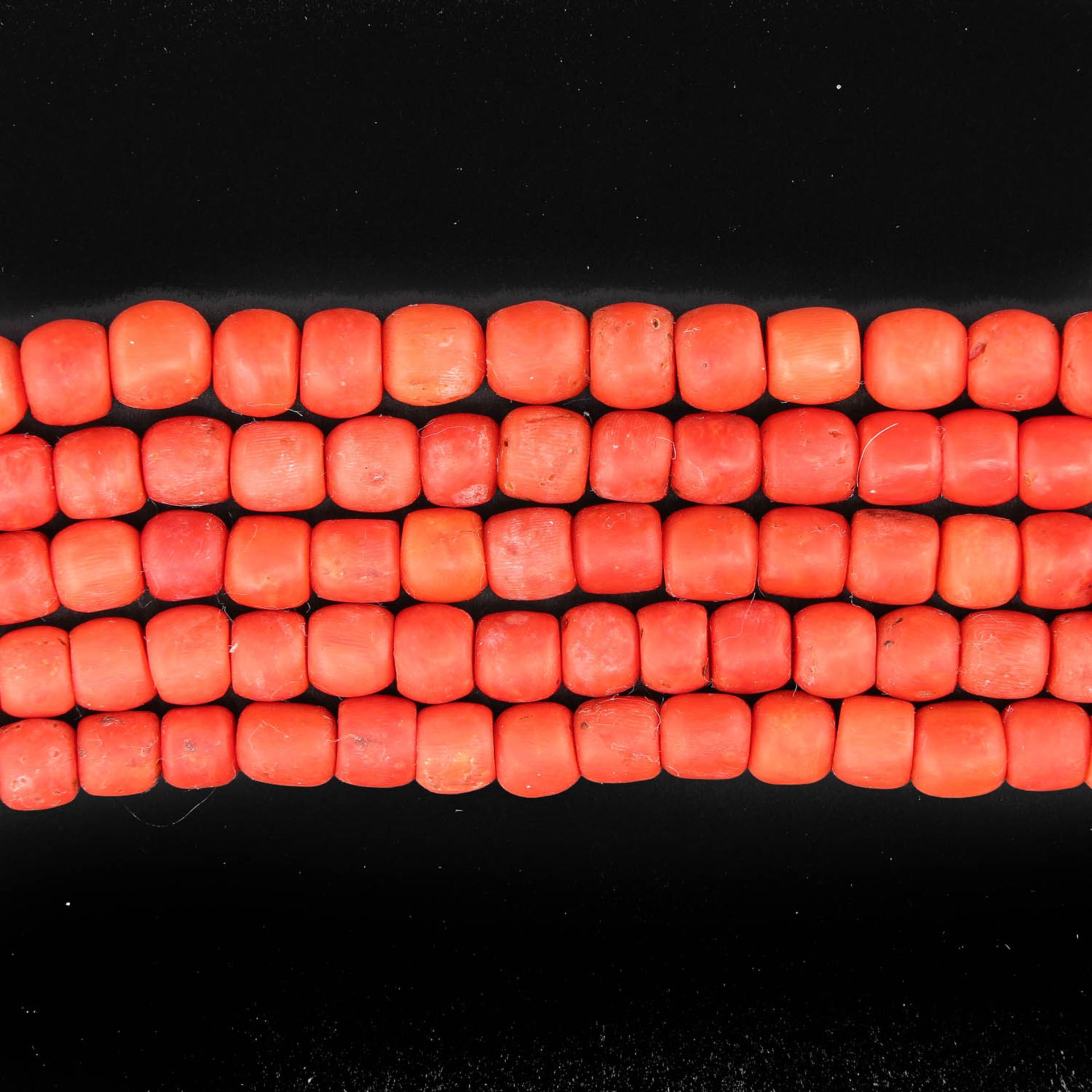 A 5 Strand 19th Century Red Coral Necklace on 18KG Clasp - Bild 4 aus 5