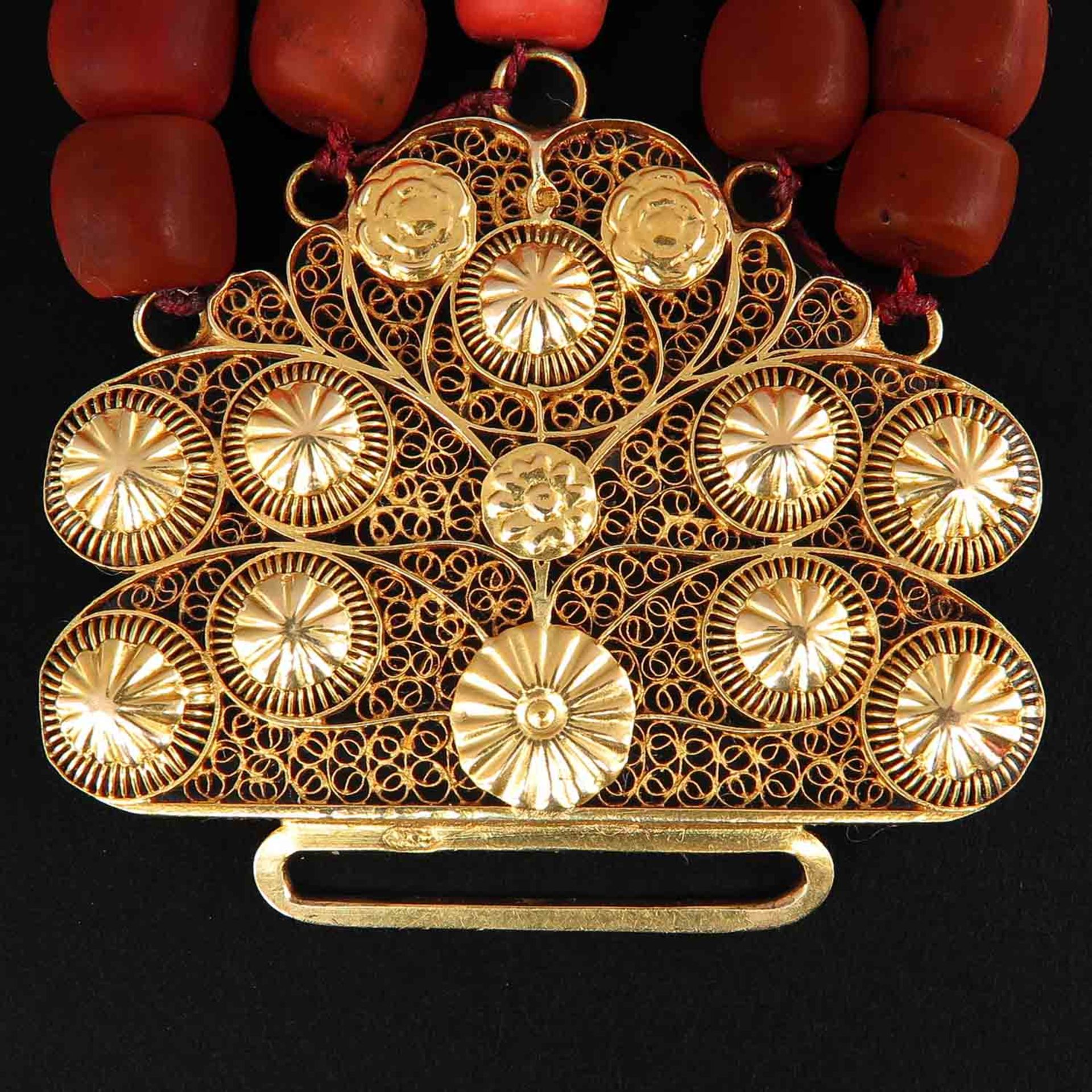 A 5 Strand 19th Century Red Coral Necklace on 18KG Clasp - Bild 5 aus 5