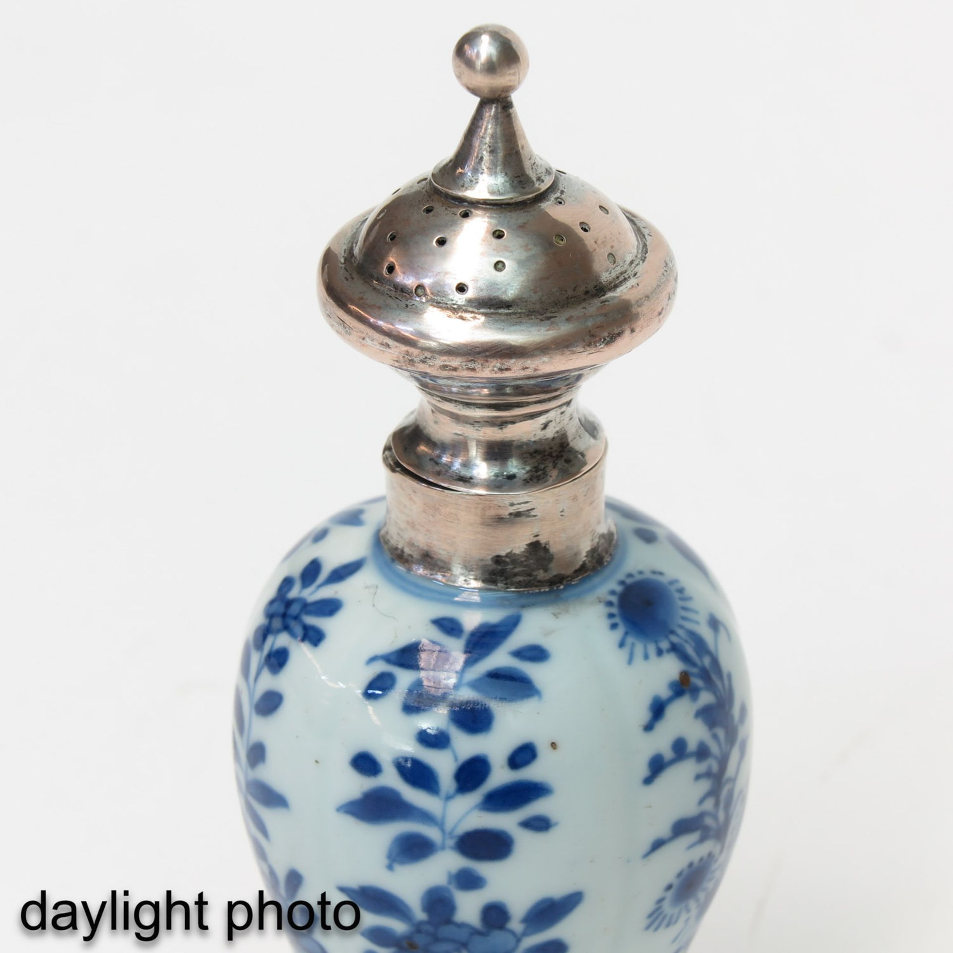 A Small Blue and White Vase with Silver Cover - Bild 9 aus 9