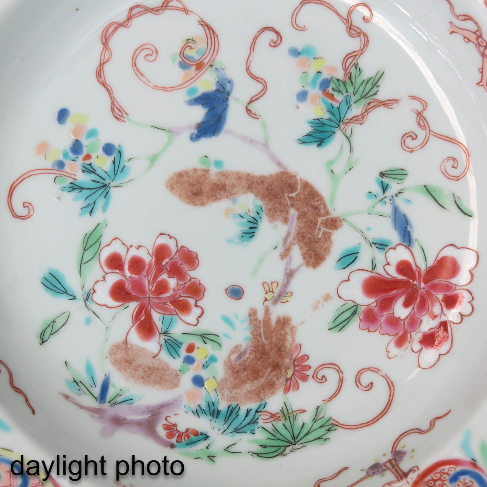 A Famille Rose Plate - Image 5 of 5