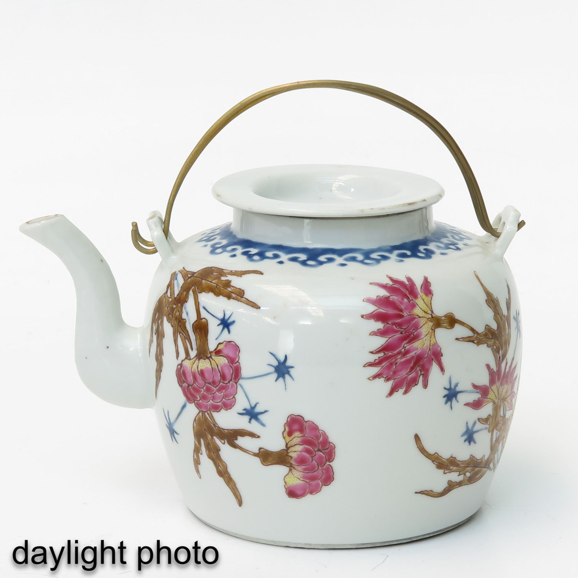 A Famille Rose Teapot - Bild 7 aus 10