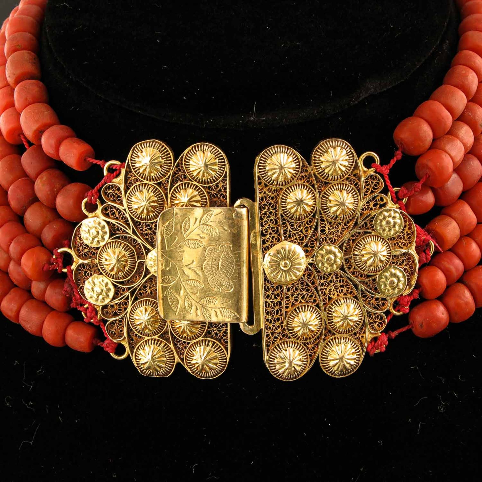 A 6 Strand Red Coral Necklace on 18KG Clasp - Bild 2 aus 5