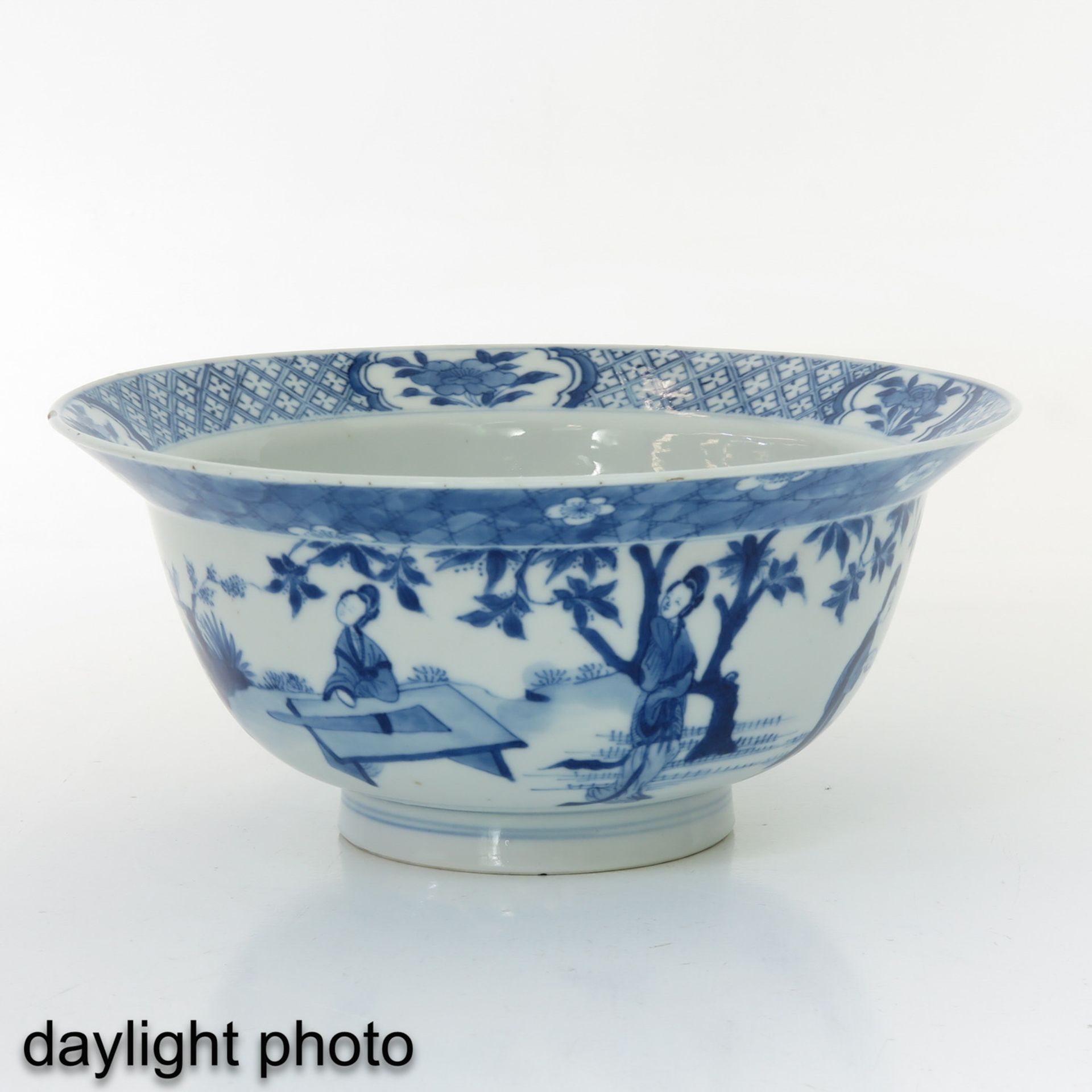 A Blue and White Flared Rim Bowl - Image 7 of 10