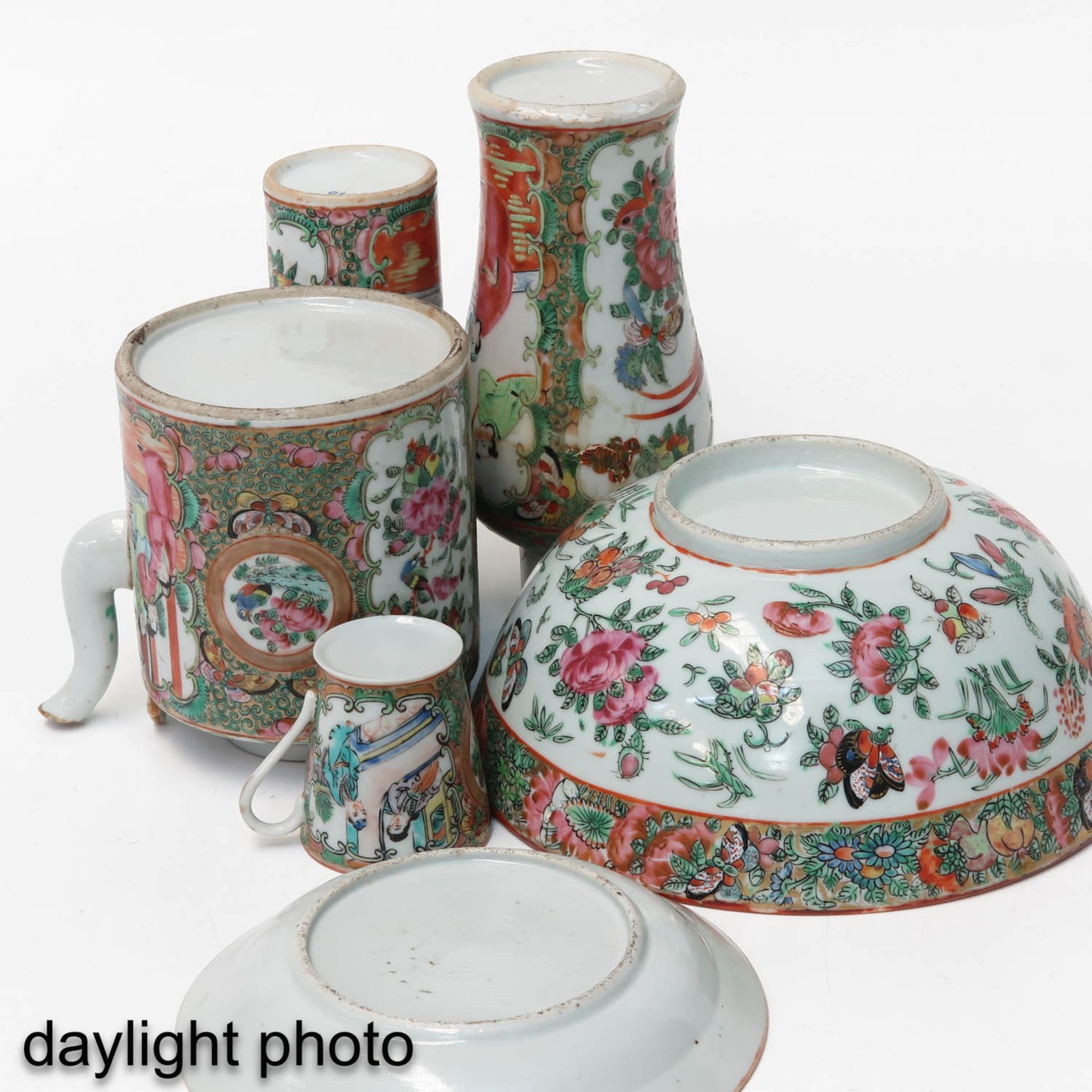 A Collection of Cantonese Porcelain - Bild 8 aus 9