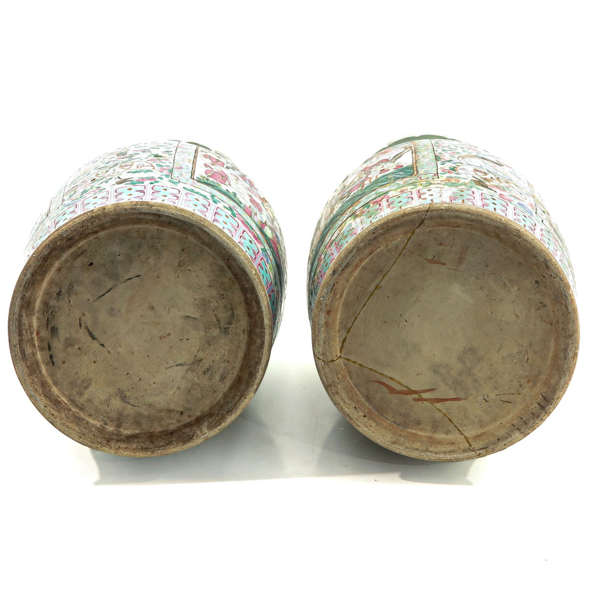 A Pair of Famille Rose Vases - Bild 6 aus 10