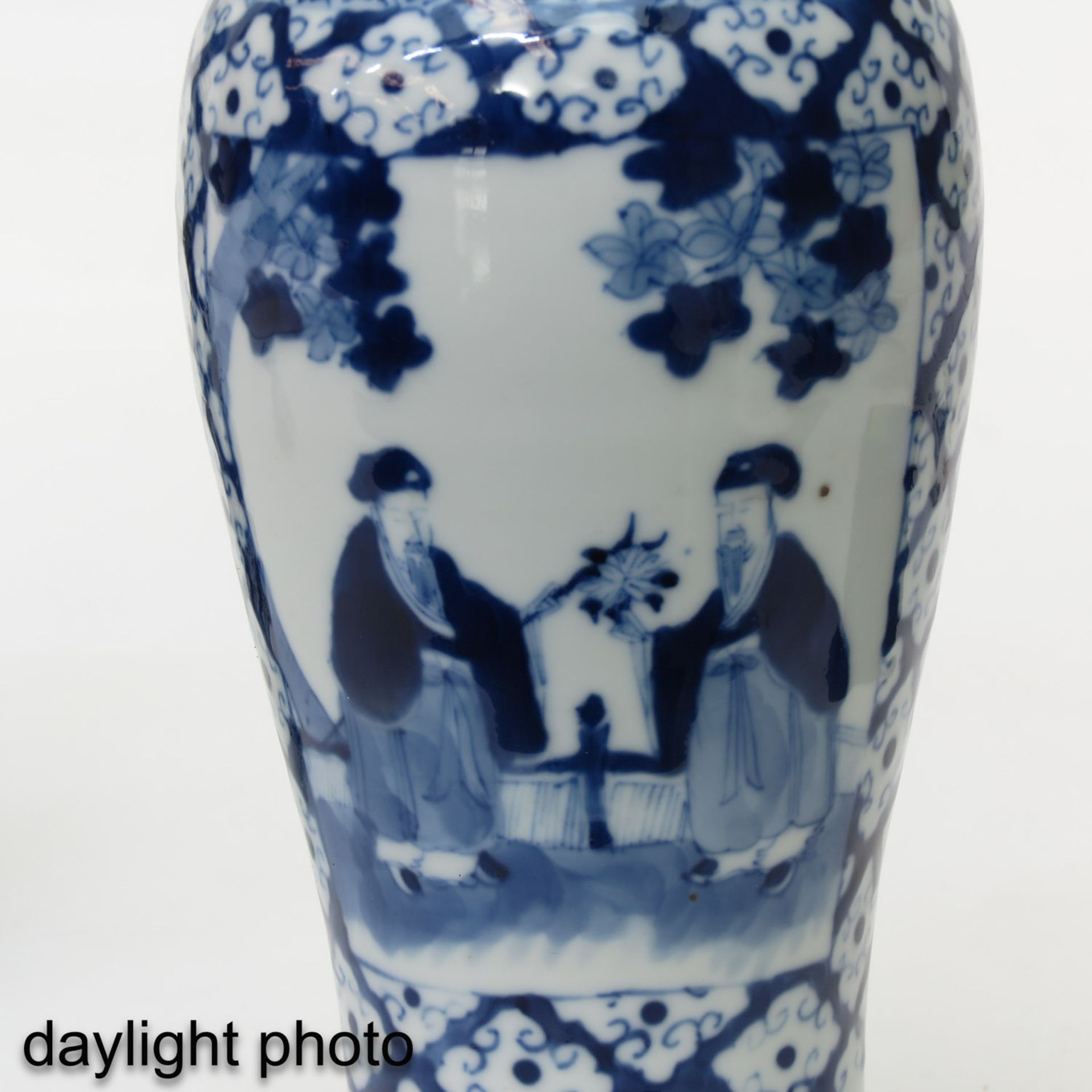 A Pair of Blue and White Garniture Vases - Image 10 of 10