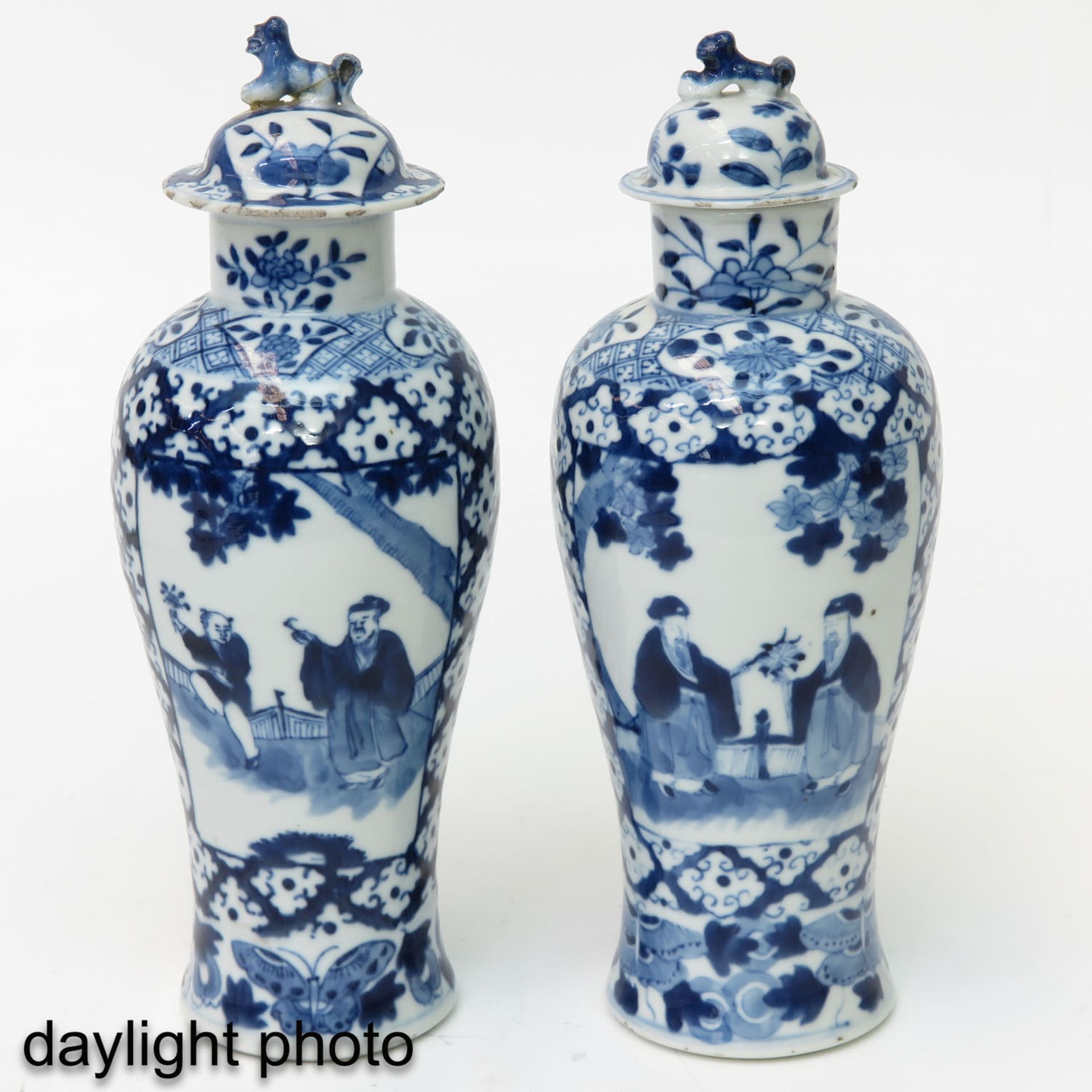 A Pair of Blue and White Garniture Vases - Image 7 of 10