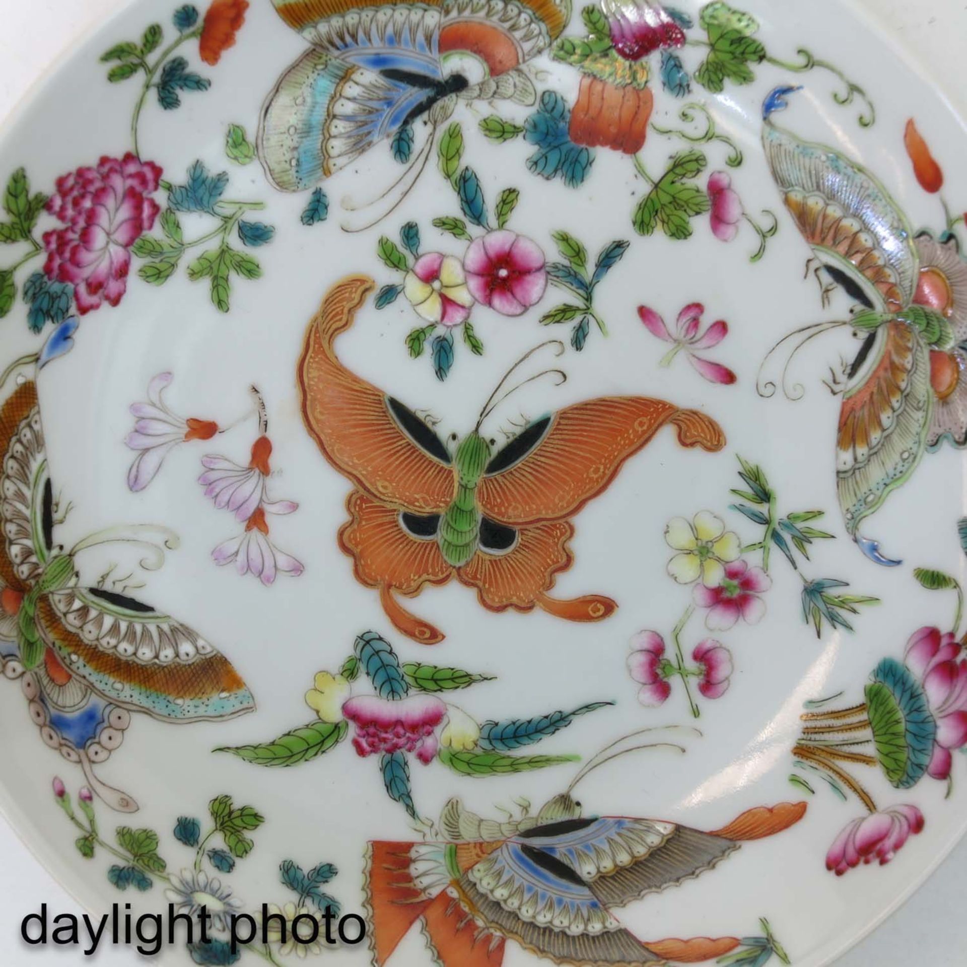A Famille Rose Dish - Image 6 of 6
