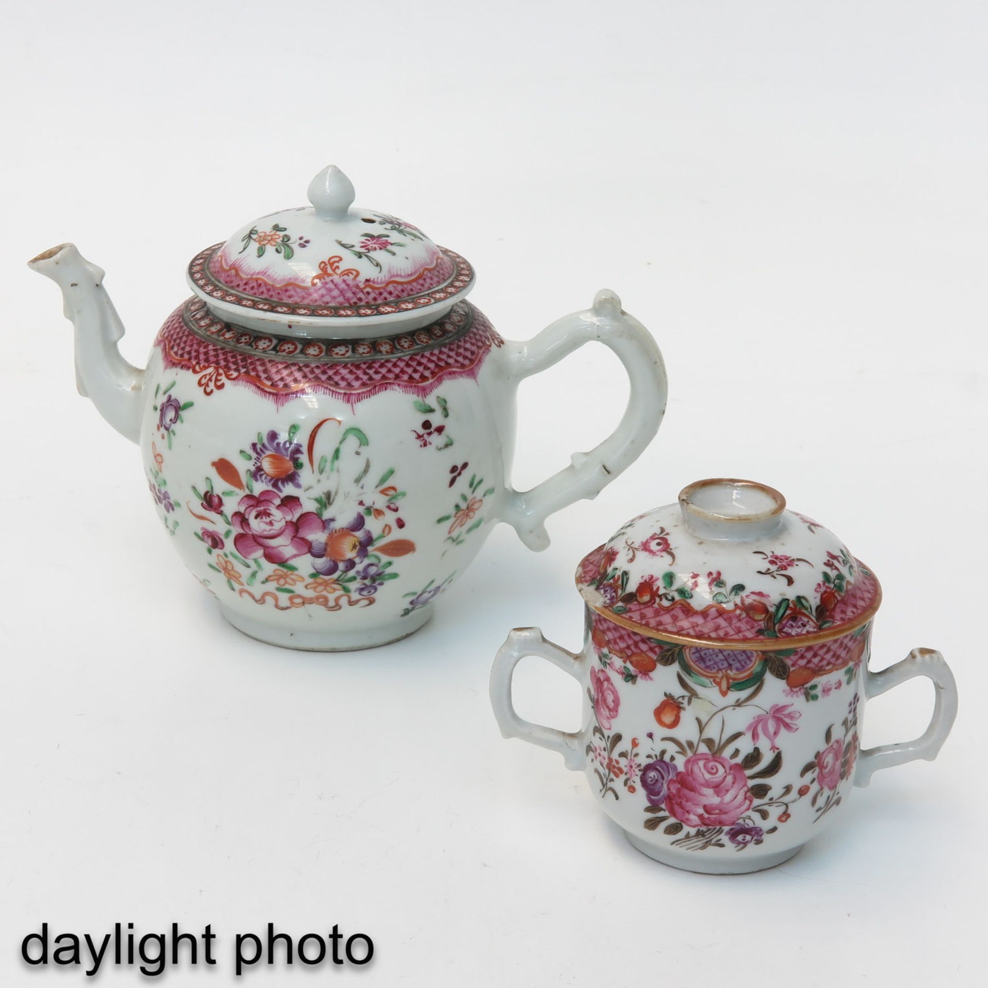 A Famille Rose Teapot and Covered Sugar Pot - Bild 7 aus 10