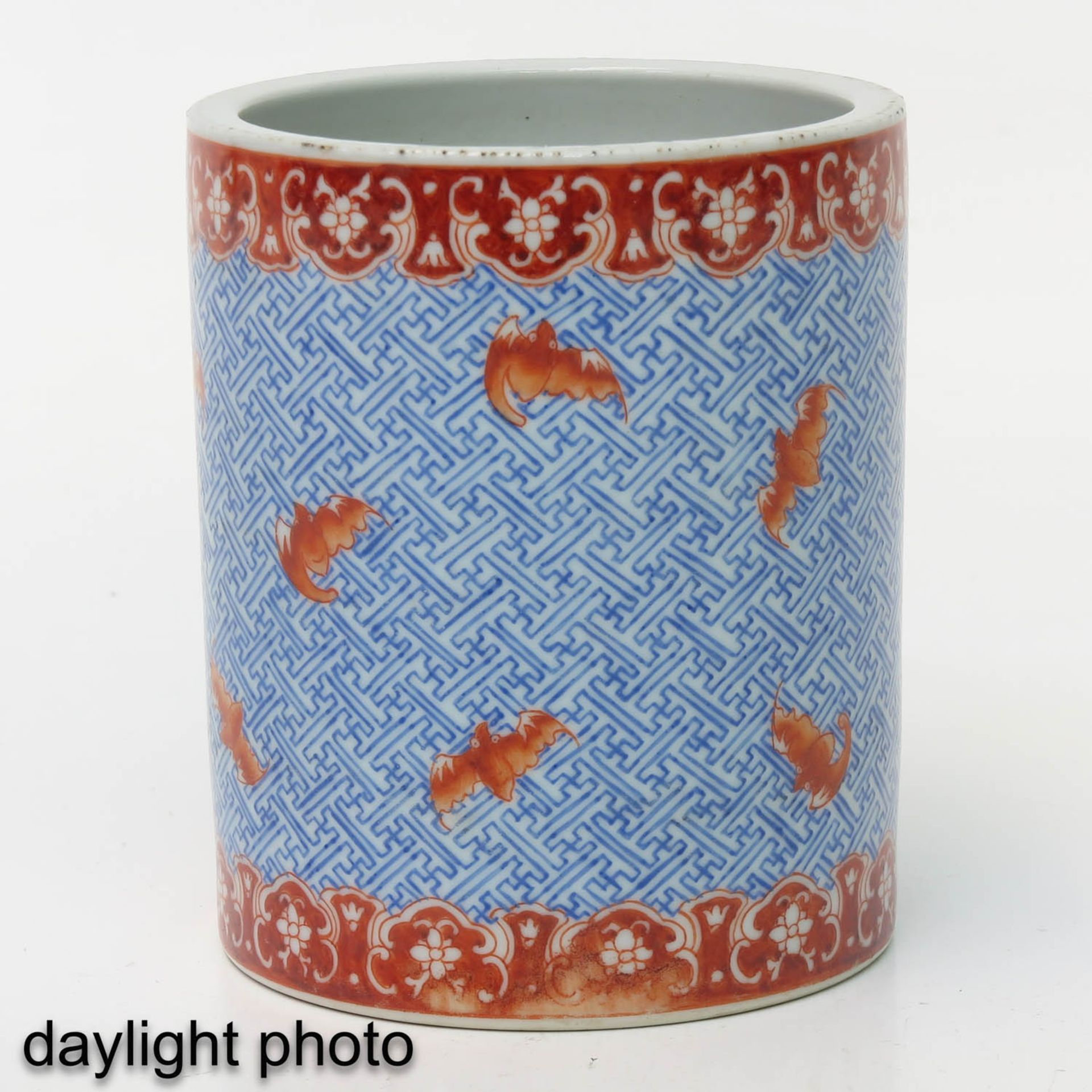 A Red and Blue Decor Brush Pot - Image 7 of 10