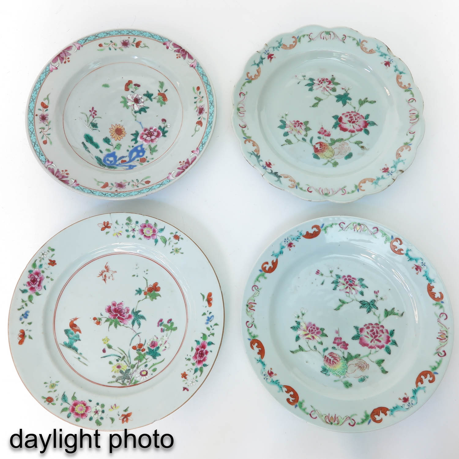 A Collection of 4 Famille Rose Plates - Image 7 of 10