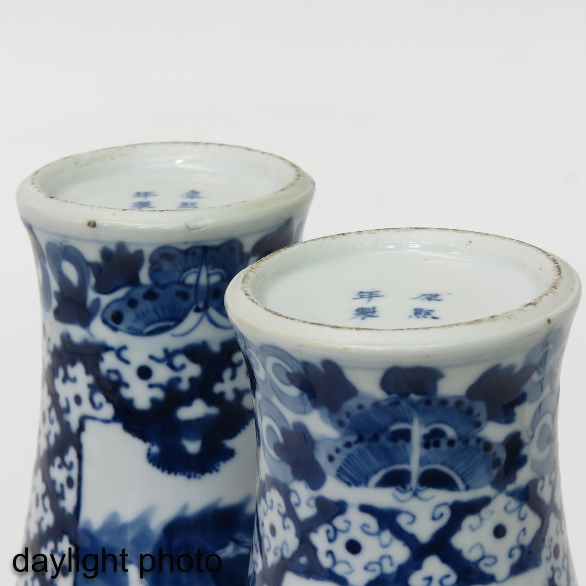 A Pair of Blue and White Garniture Vases - Image 8 of 10