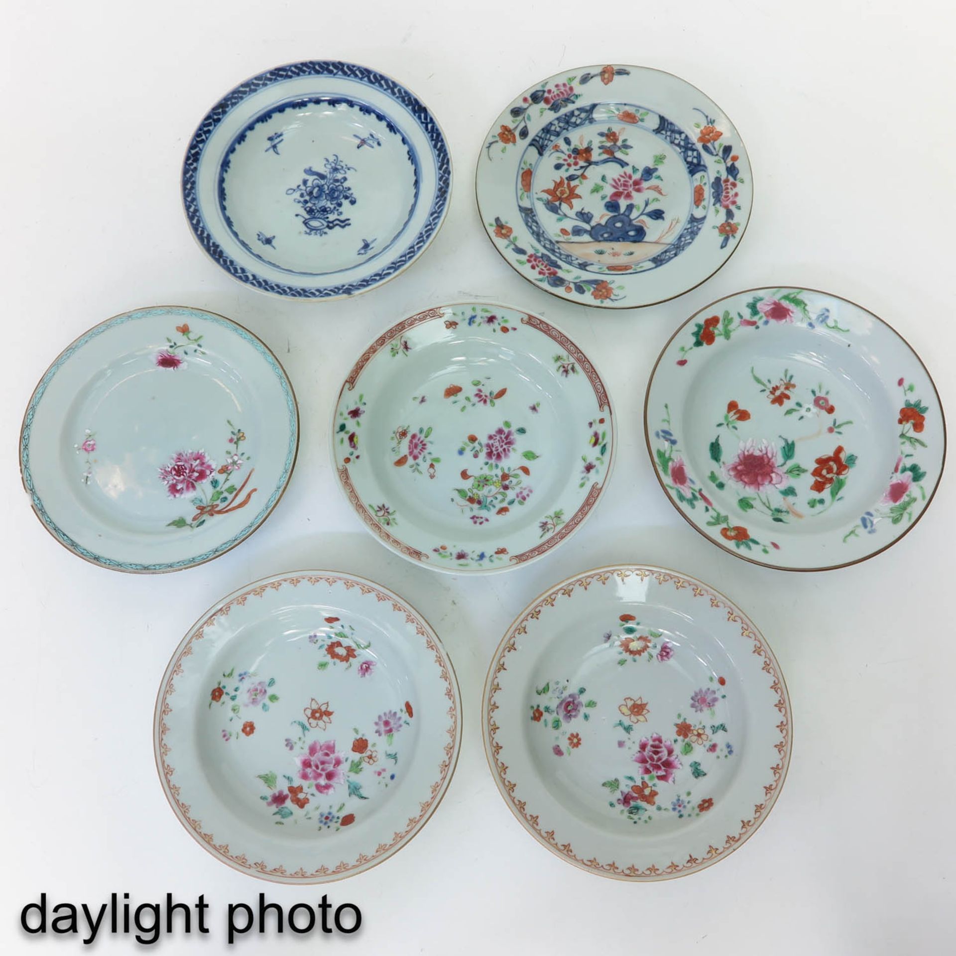 A Collection of 7 Small Plates - Bild 9 aus 10