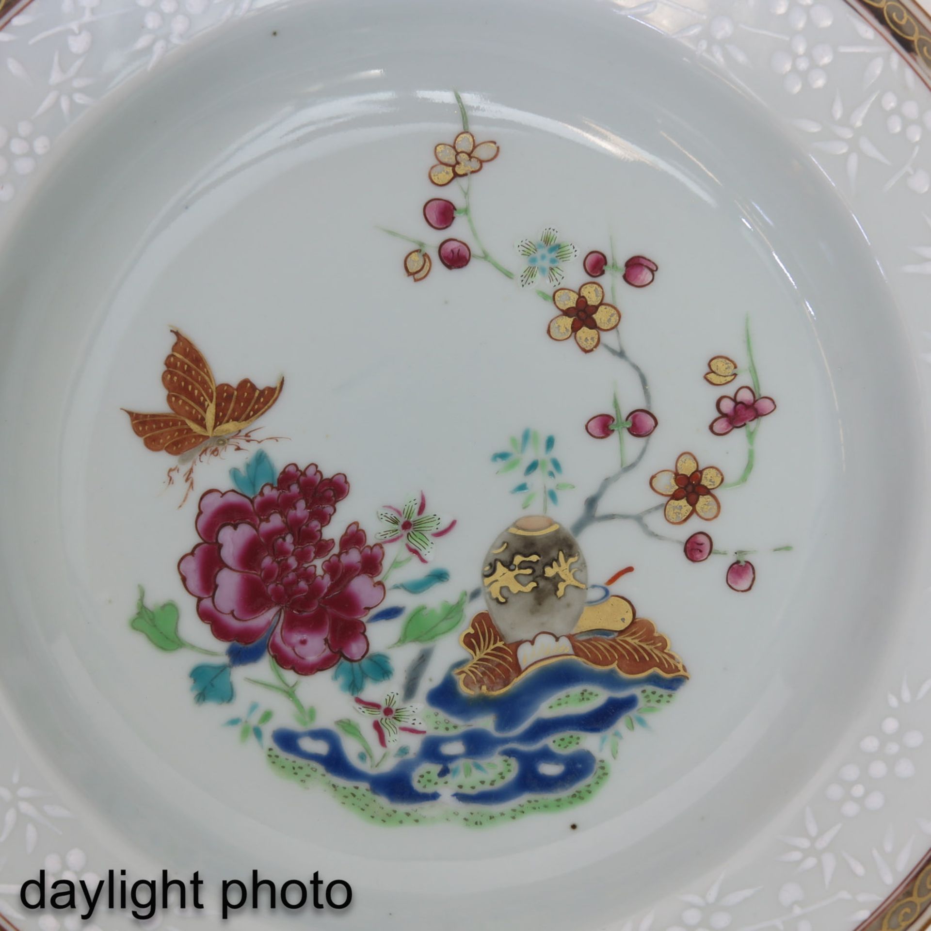 A Famille Rose Dish - Bild 5 aus 5