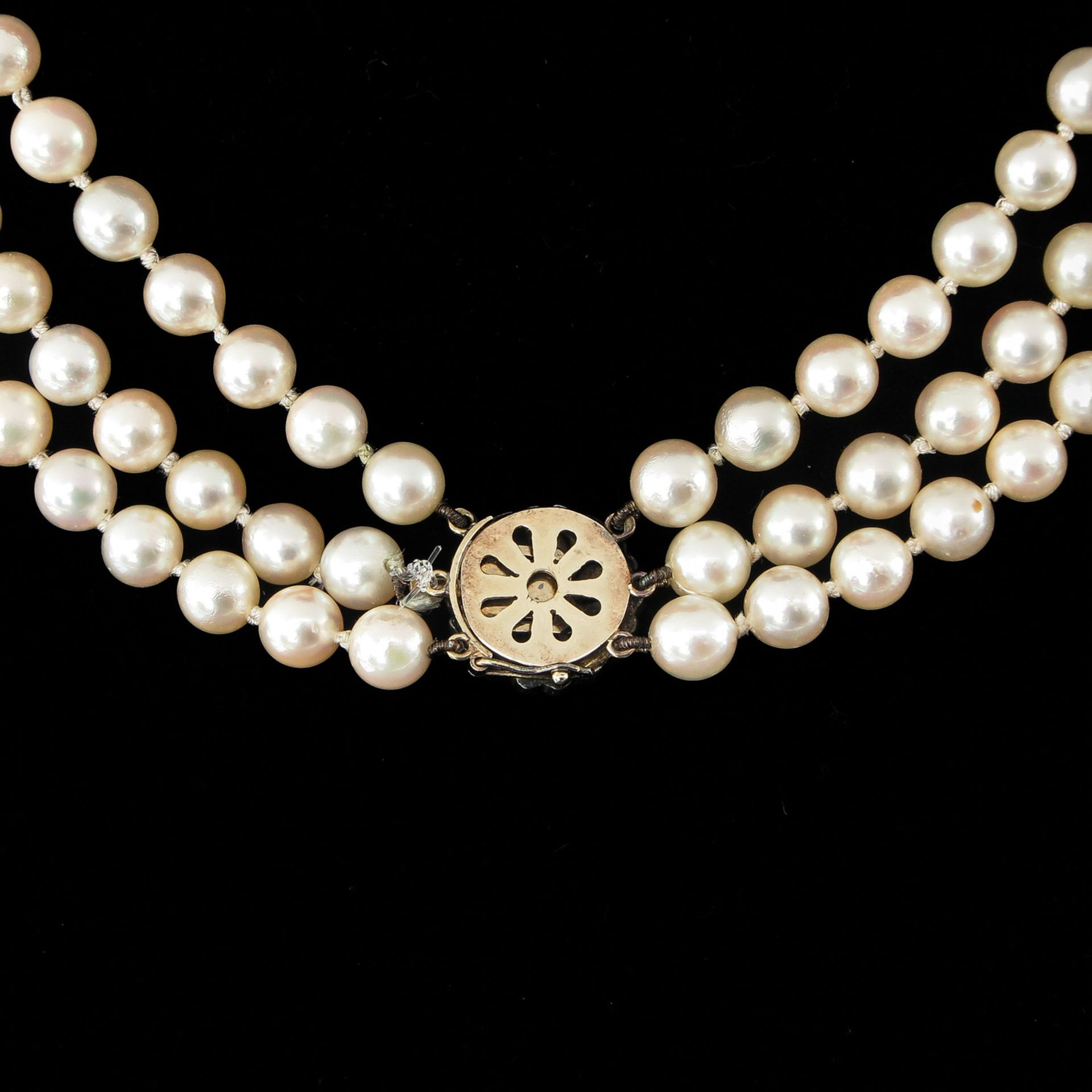 A 3 Strand Pearl Necklace on Silver and Gold Clasp - Image 3 of 5