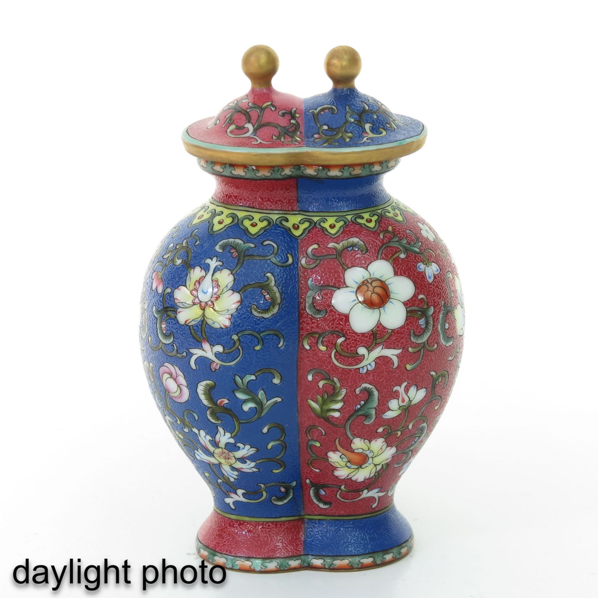 A Famille Rose Vase with Cover - Bild 7 aus 10