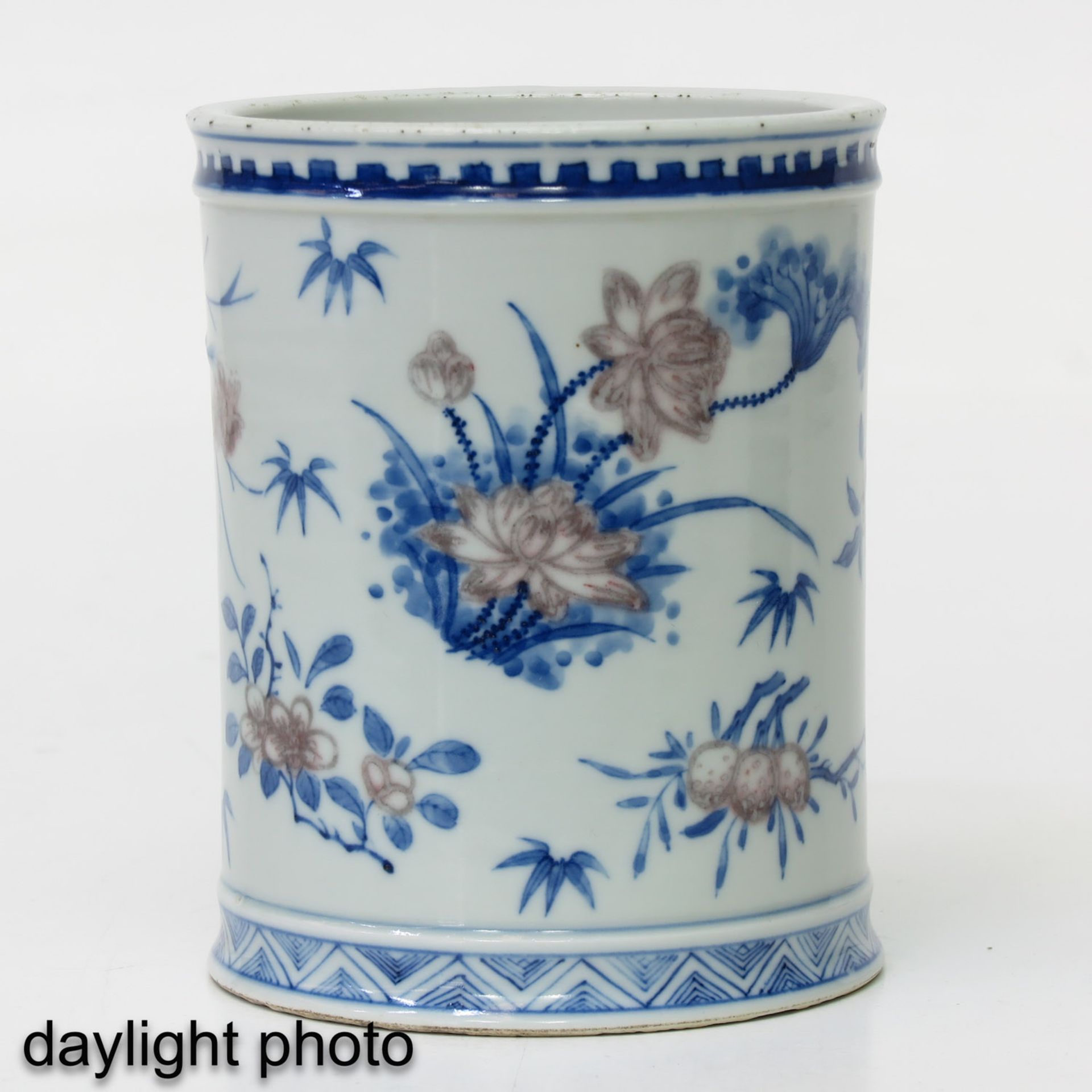 A Blue and White Brush Pot - Image 7 of 9