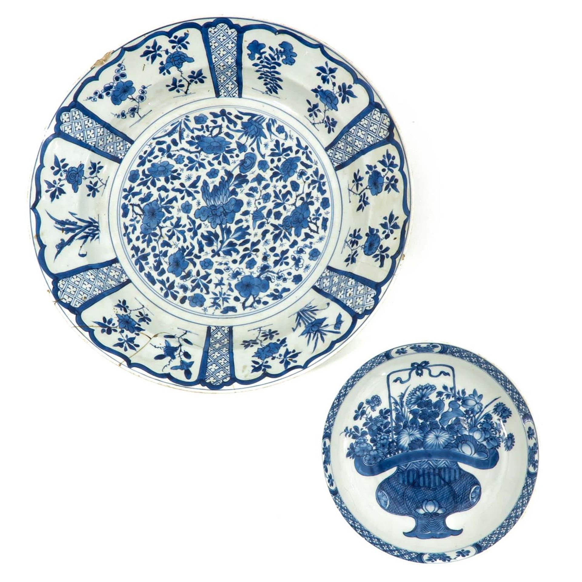 A Collection of 4 Blue and White Plates - Image 3 of 10