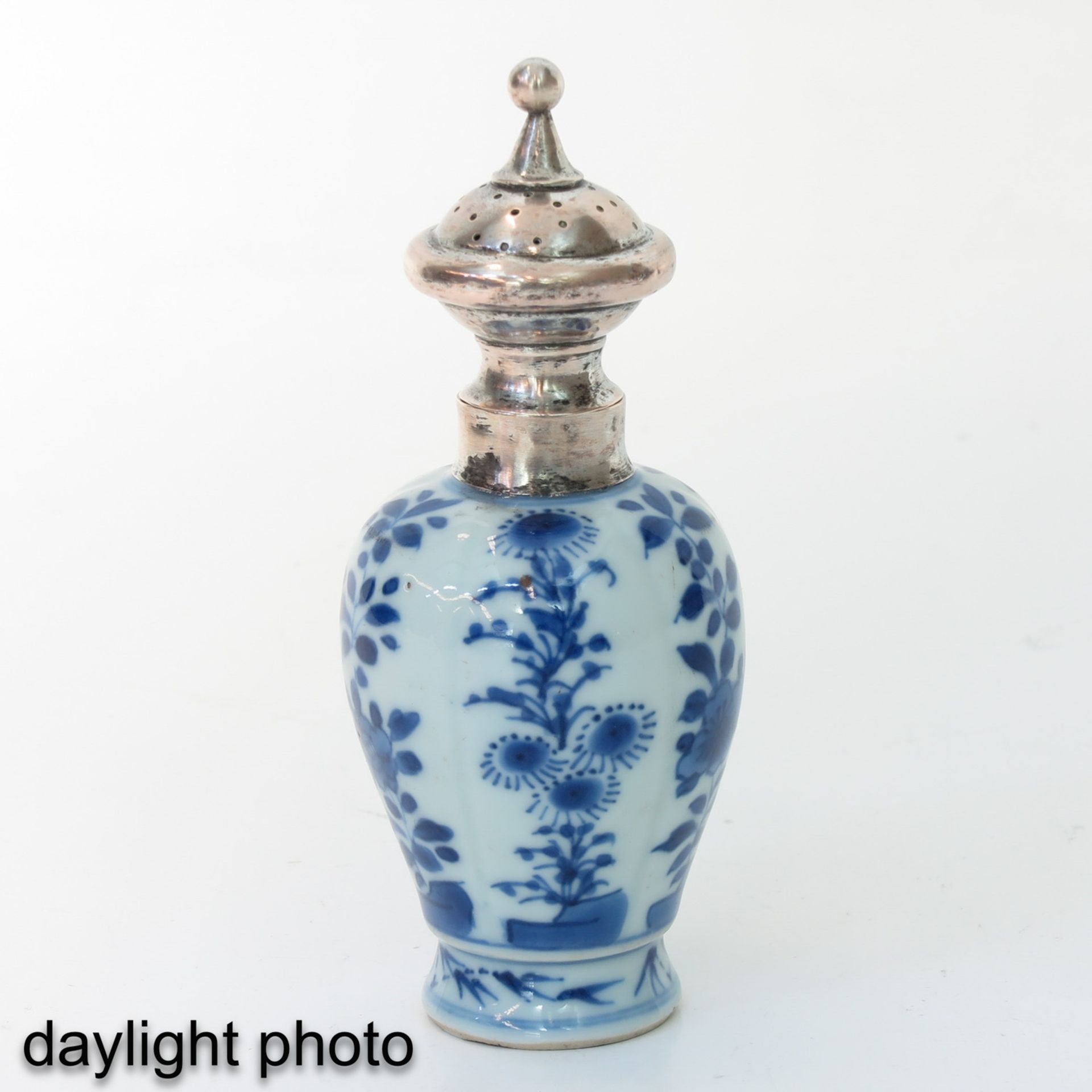 A Small Blue and White Vase with Silver Cover - Bild 7 aus 9