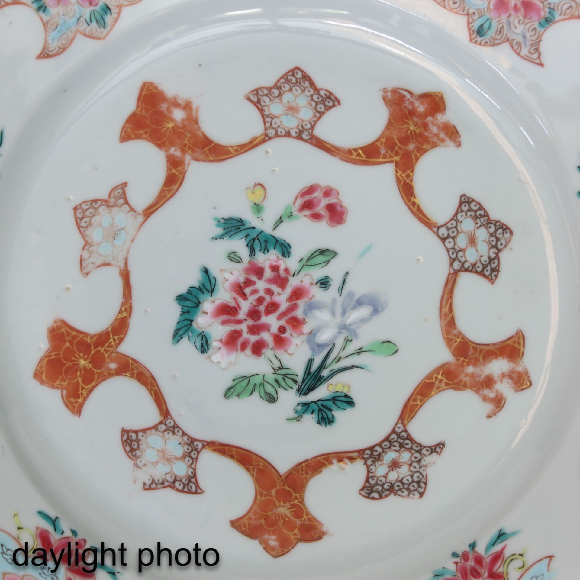 A Lot of 2 Famille Rose Plates - Bild 10 aus 10