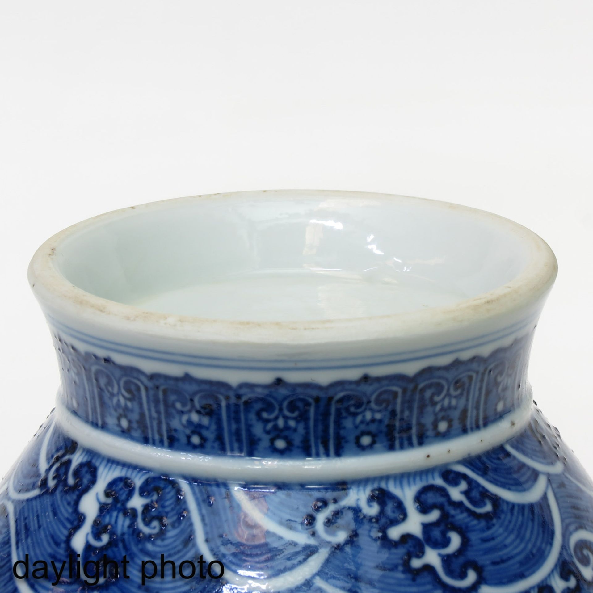 A Blue and White Vase - Bild 8 aus 10