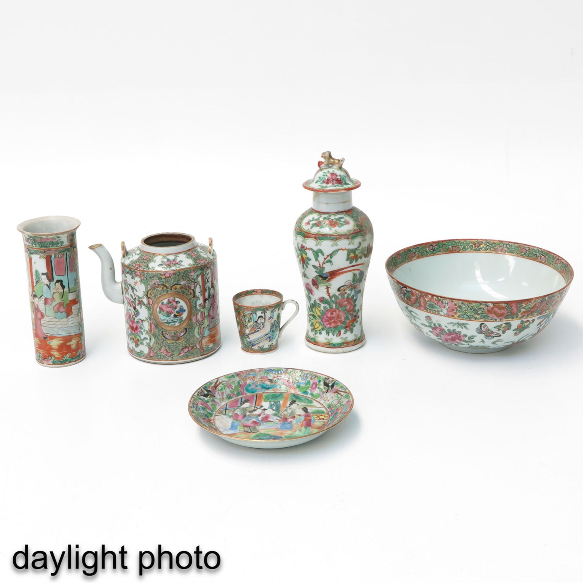 A Collection of Cantonese Porcelain - Bild 7 aus 9