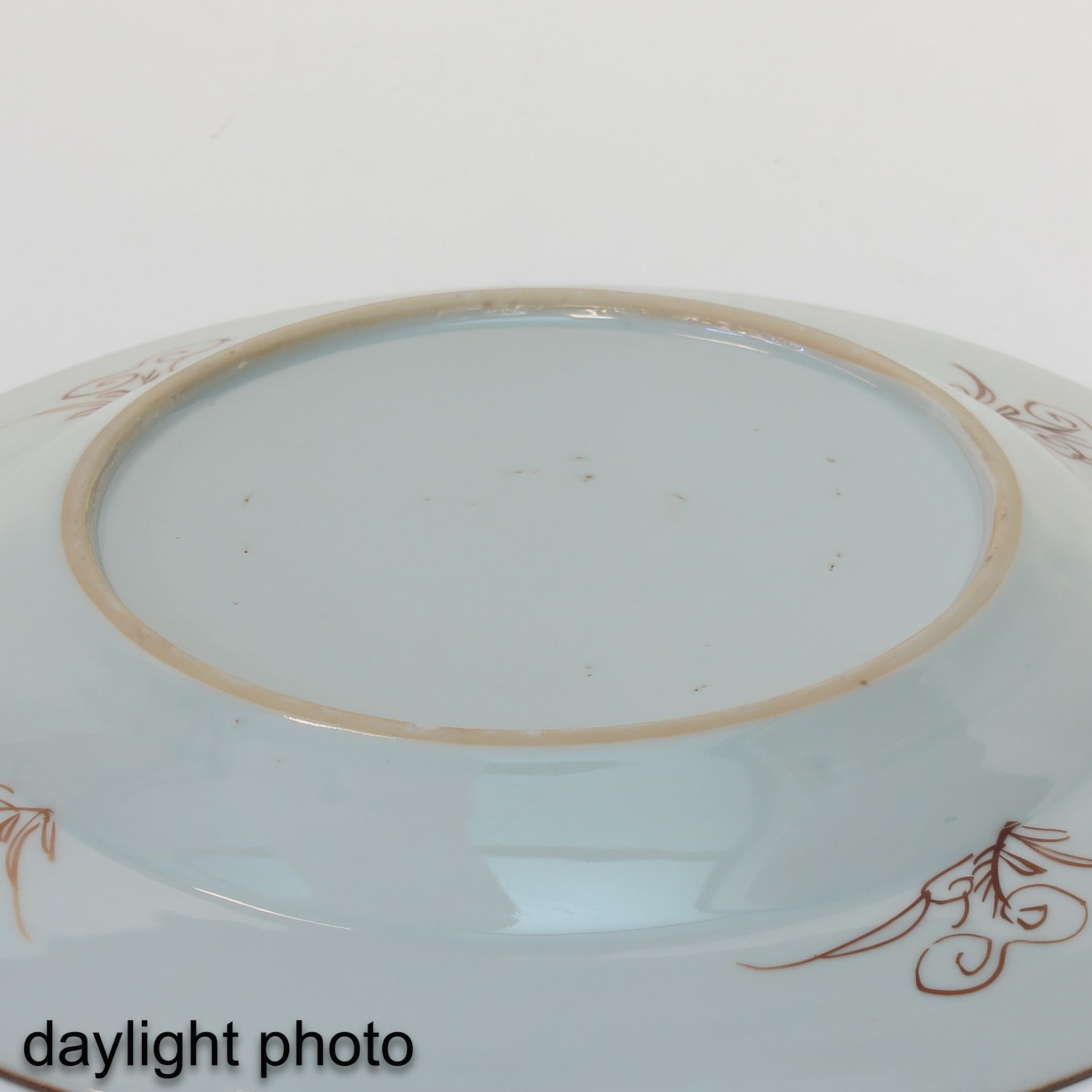 A Series of 7 Famille Rose Plates - Bild 10 aus 10