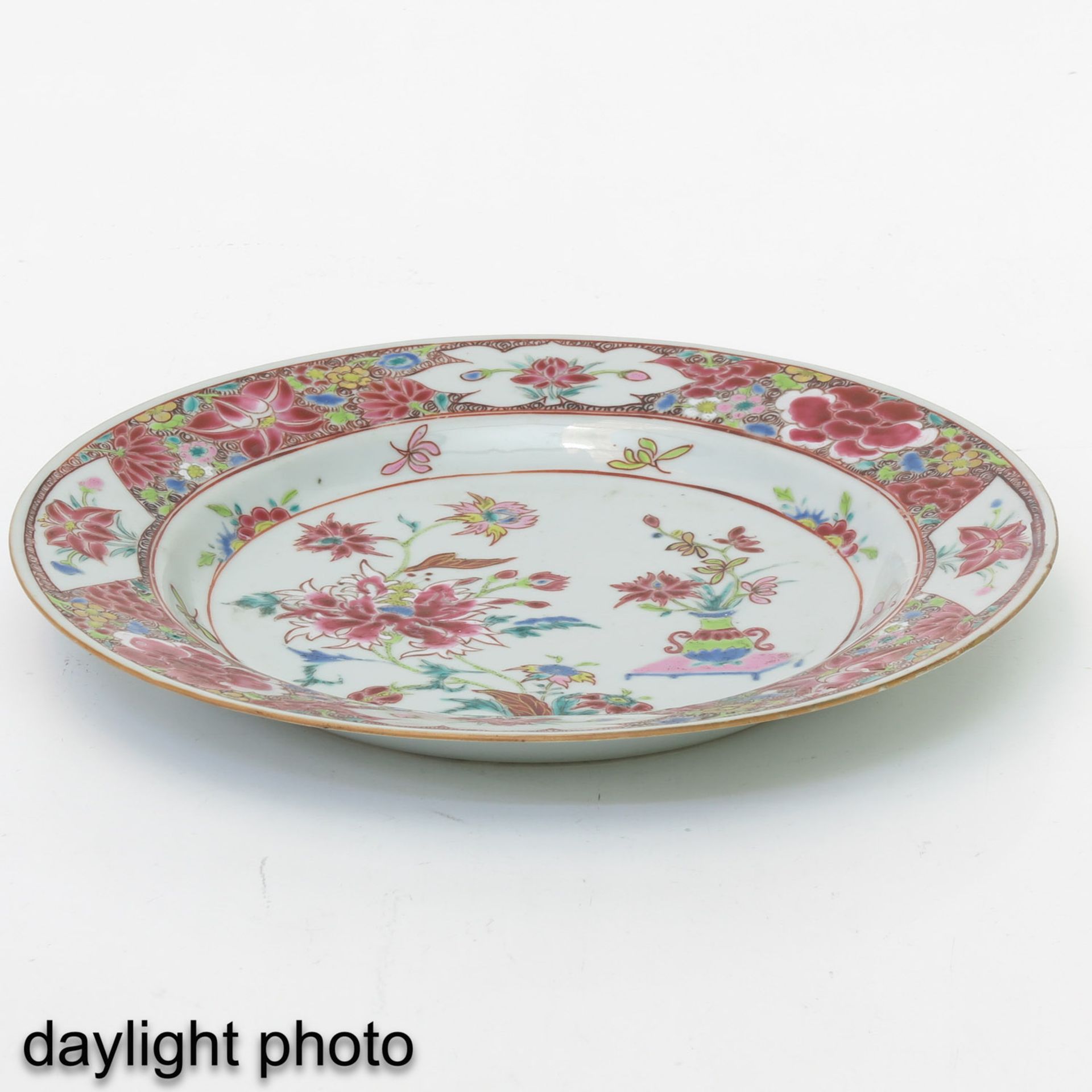 A Pair of Famille Rose Plates - Bild 7 aus 9