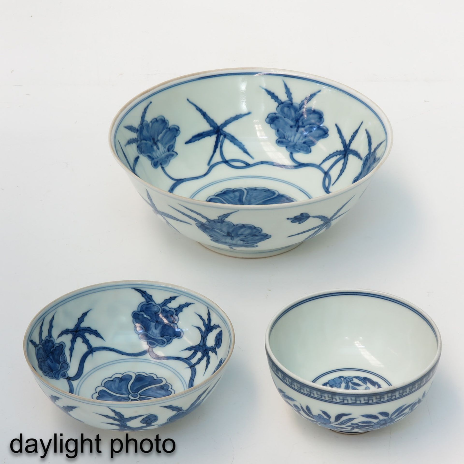 A Collection of 3 Blue and White Bowls - Image 7 of 10