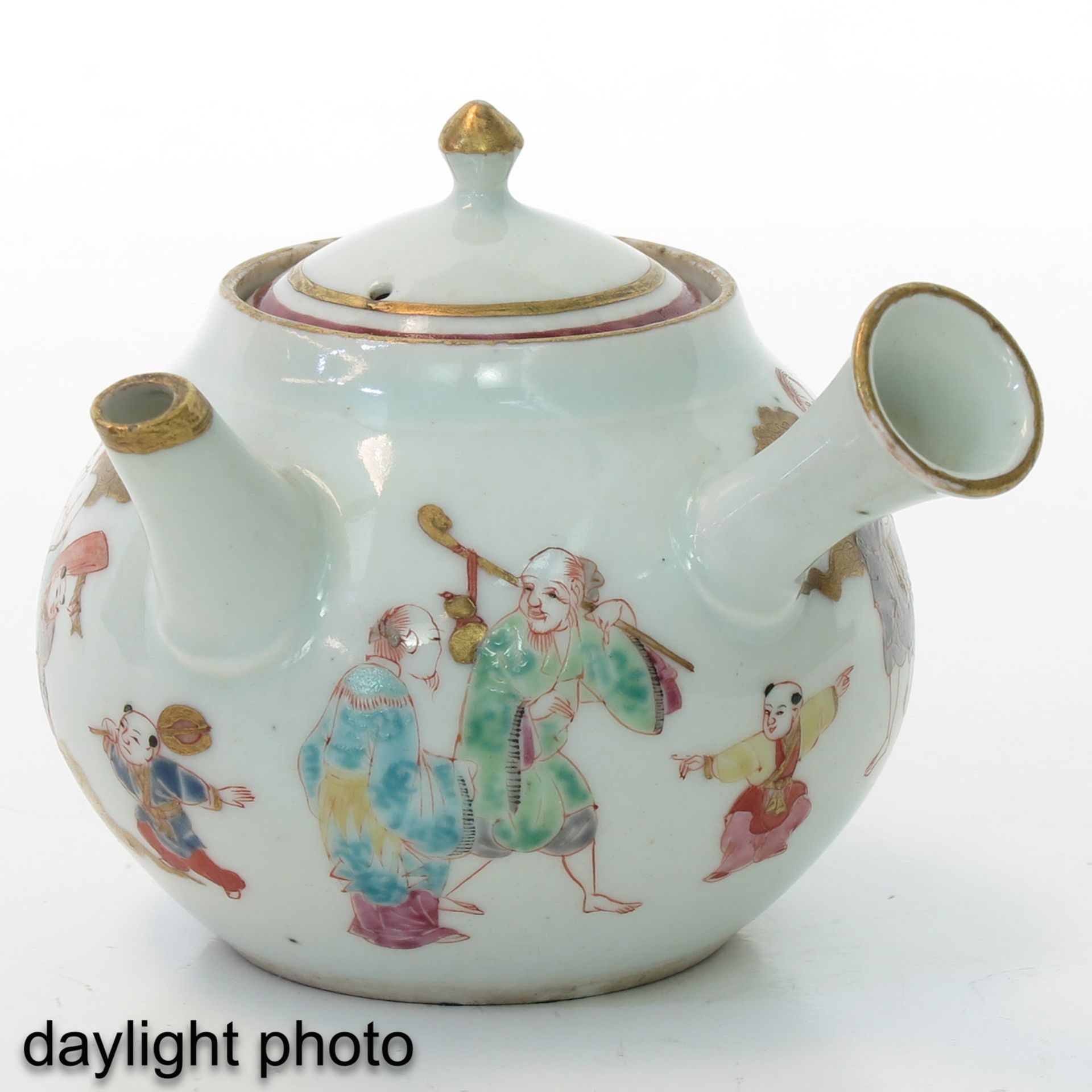 A Small Famille Rose Teapot - Bild 7 aus 10