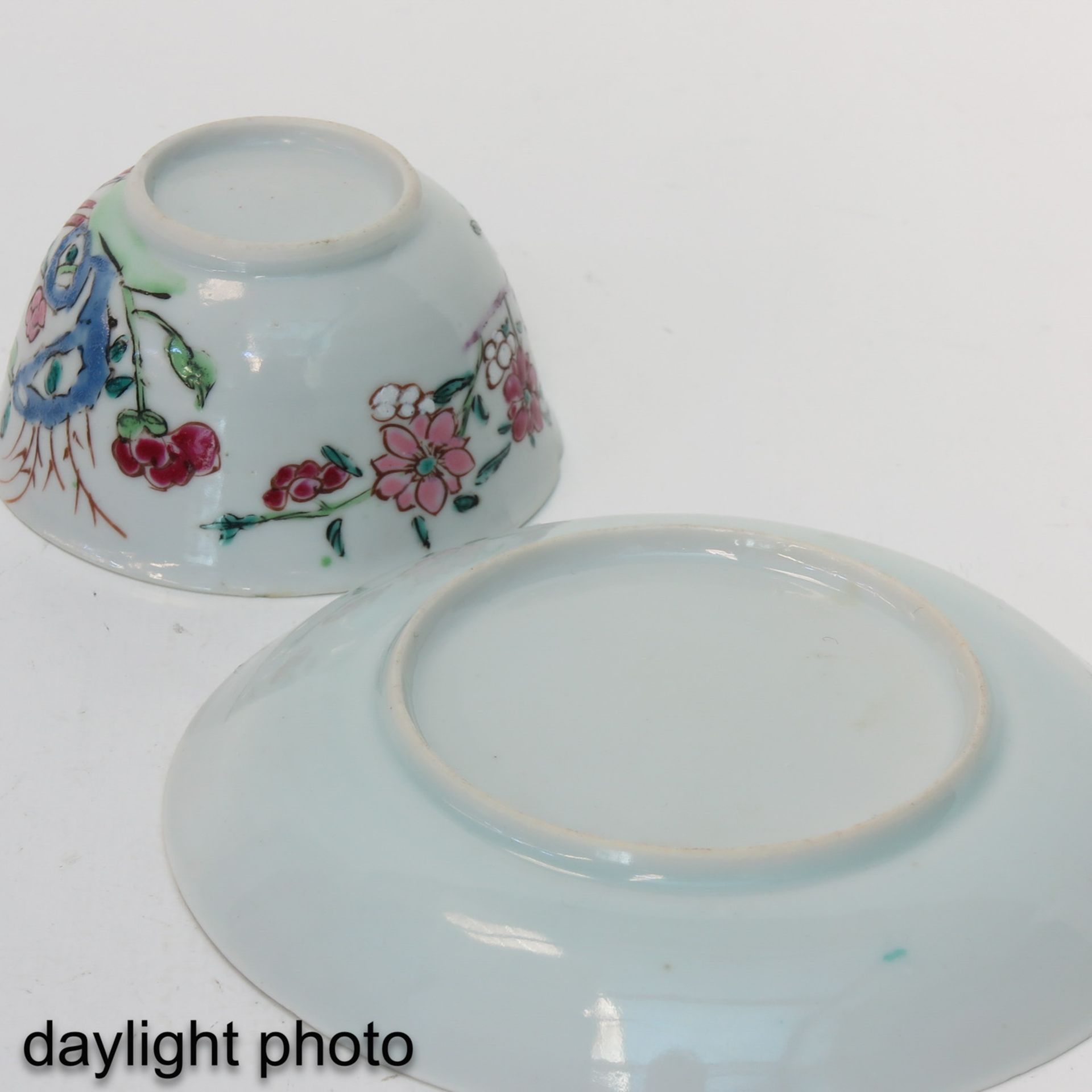 A Collection of Famille Rose Cups and Saucers - Bild 10 aus 10
