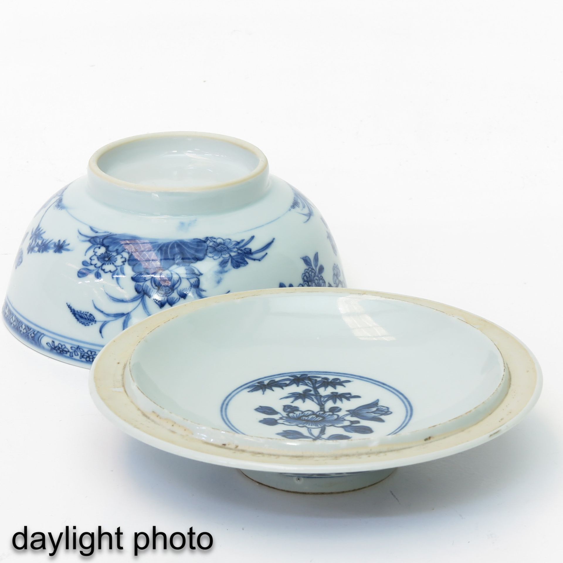 A Blue and White Bowl with Cover - Bild 8 aus 10