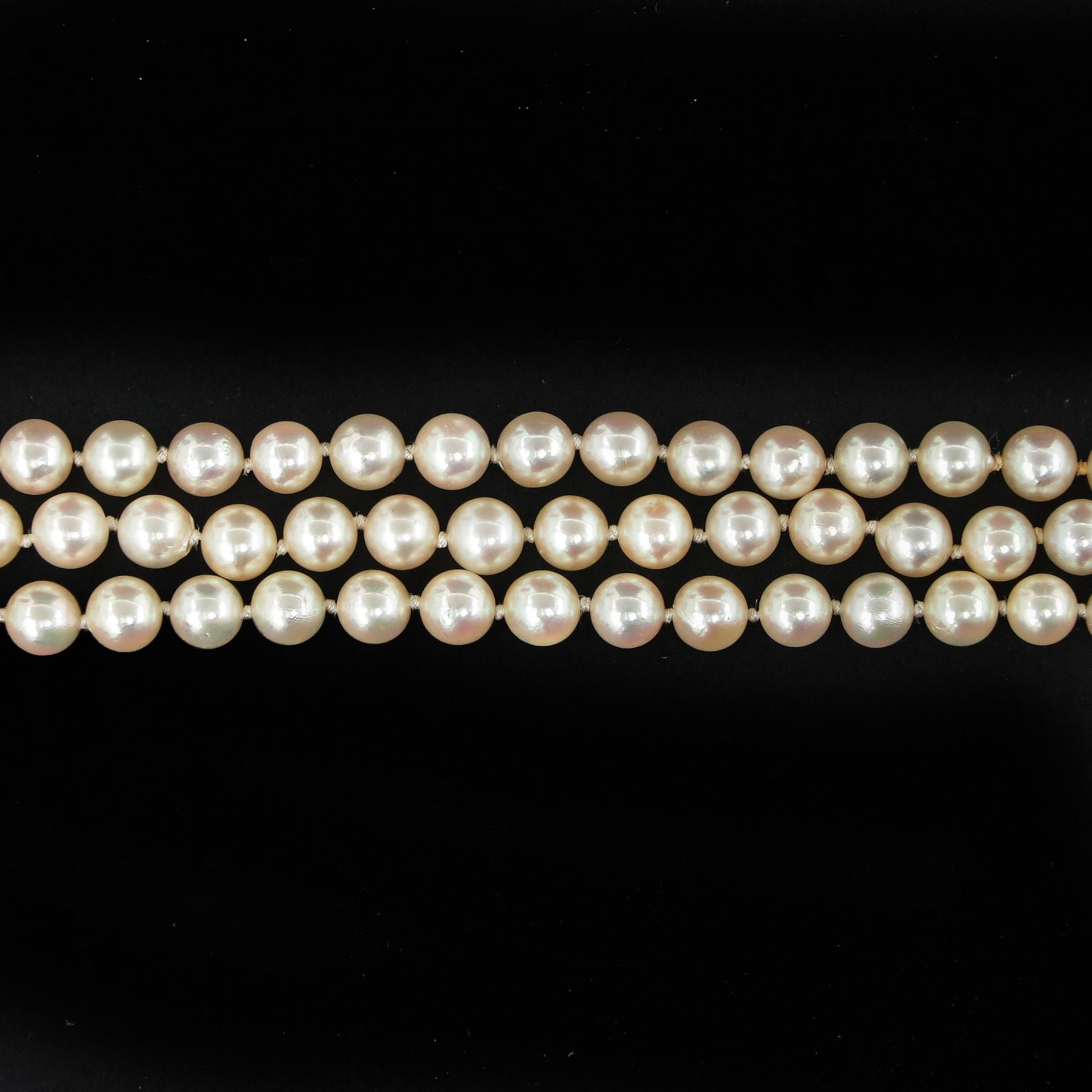 A 3 Strand Pearl Necklace on Silver and Gold Clasp - Image 4 of 5