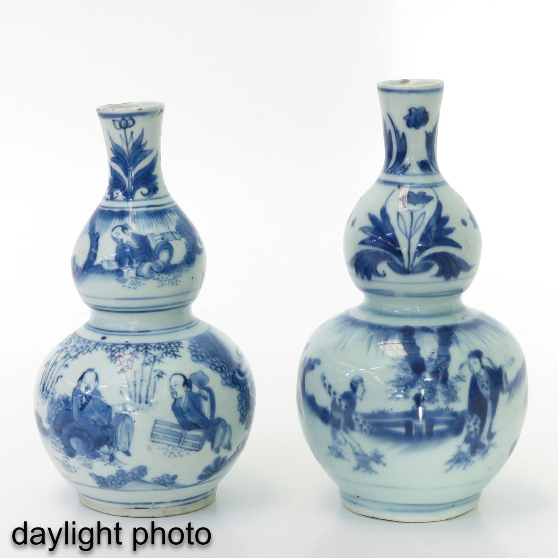 A Pair of Blue and White Gourd Vases - Image 7 of 10