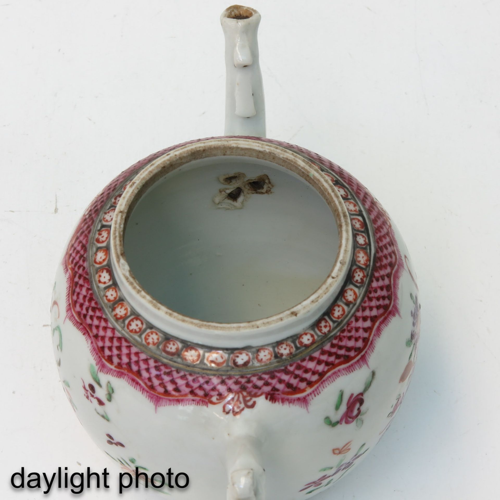 A Famille Rose Teapot and Covered Sugar Pot - Bild 9 aus 10