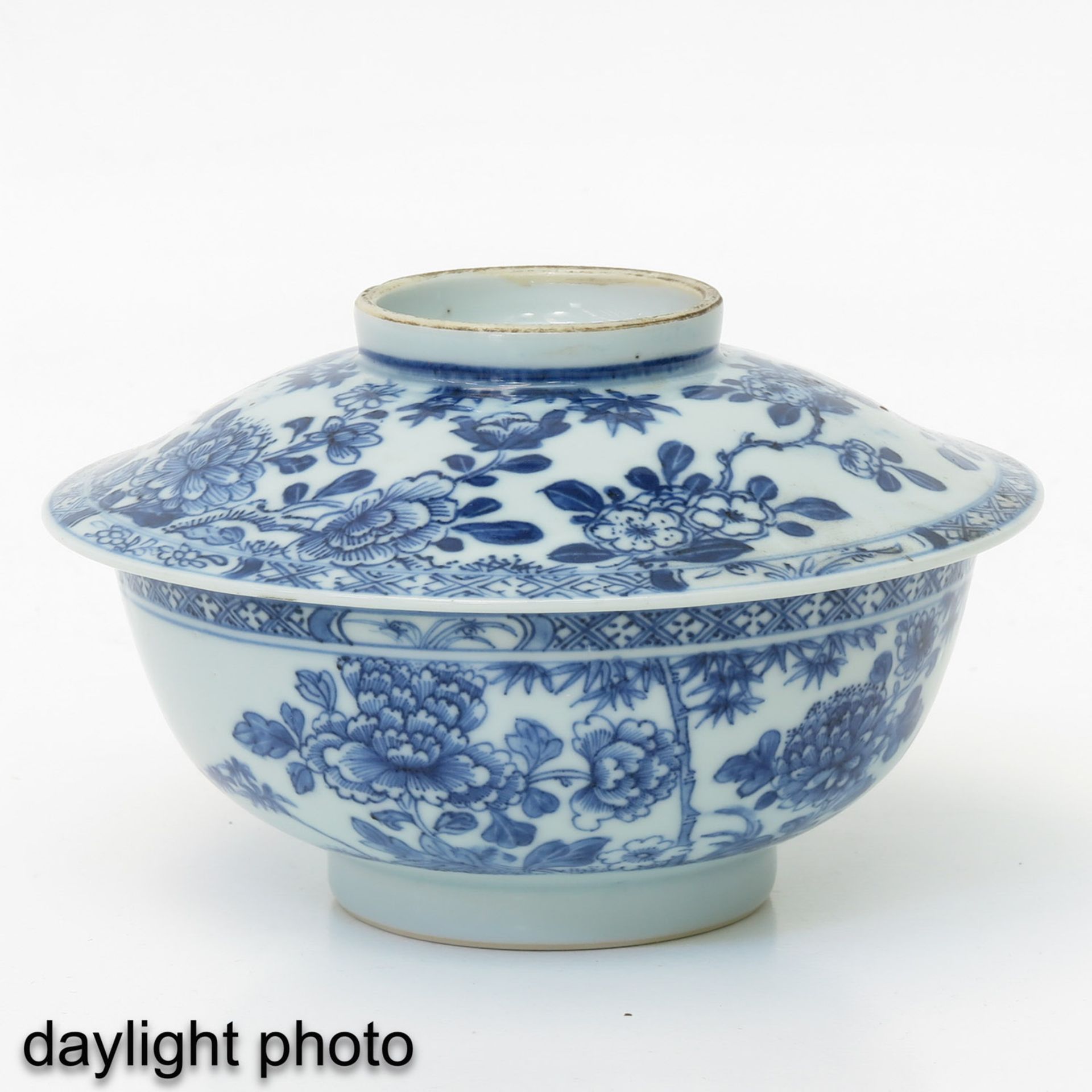 A Blue and White Bowl with Cover - Bild 7 aus 10