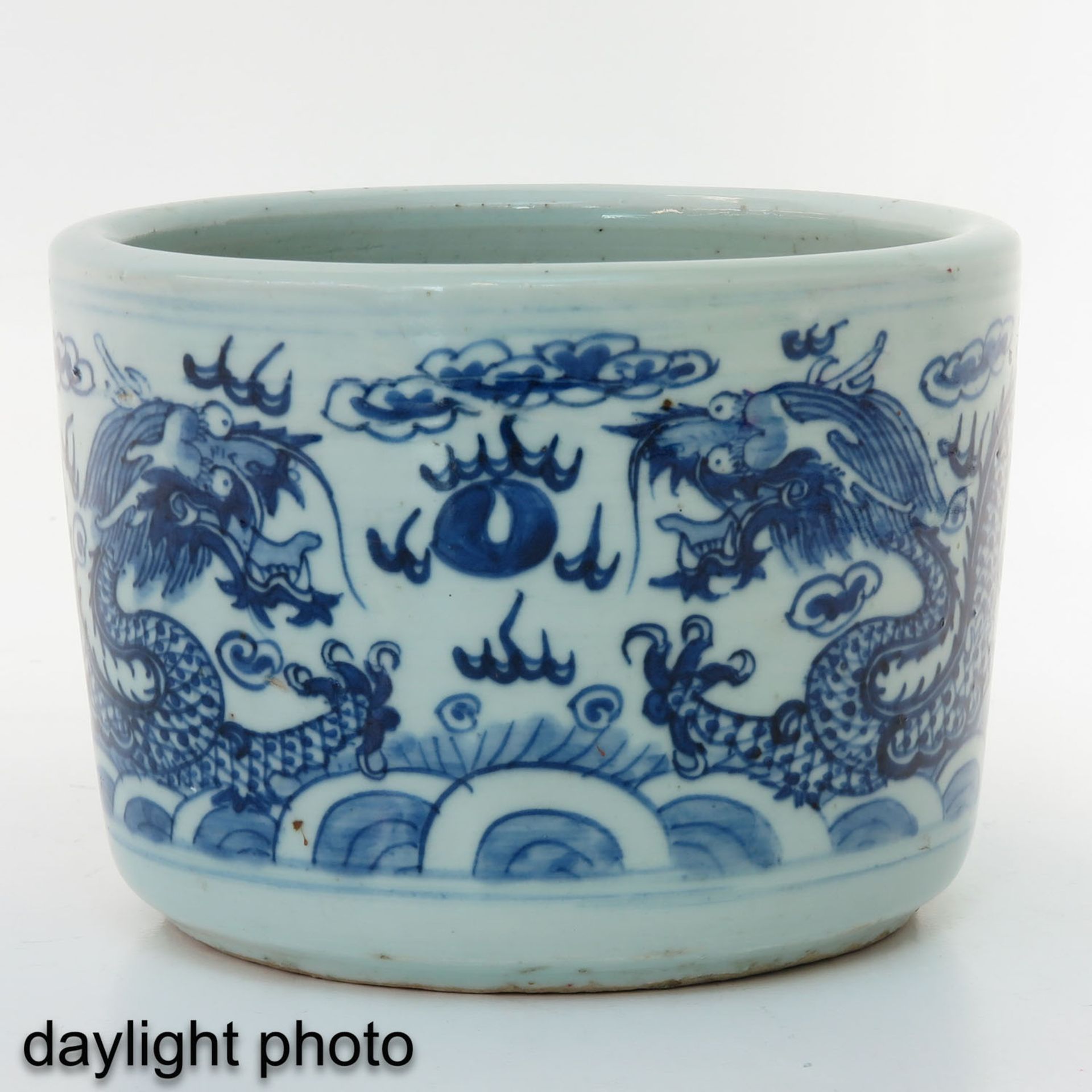 A BLue and White Brush Pot - Image 7 of 9