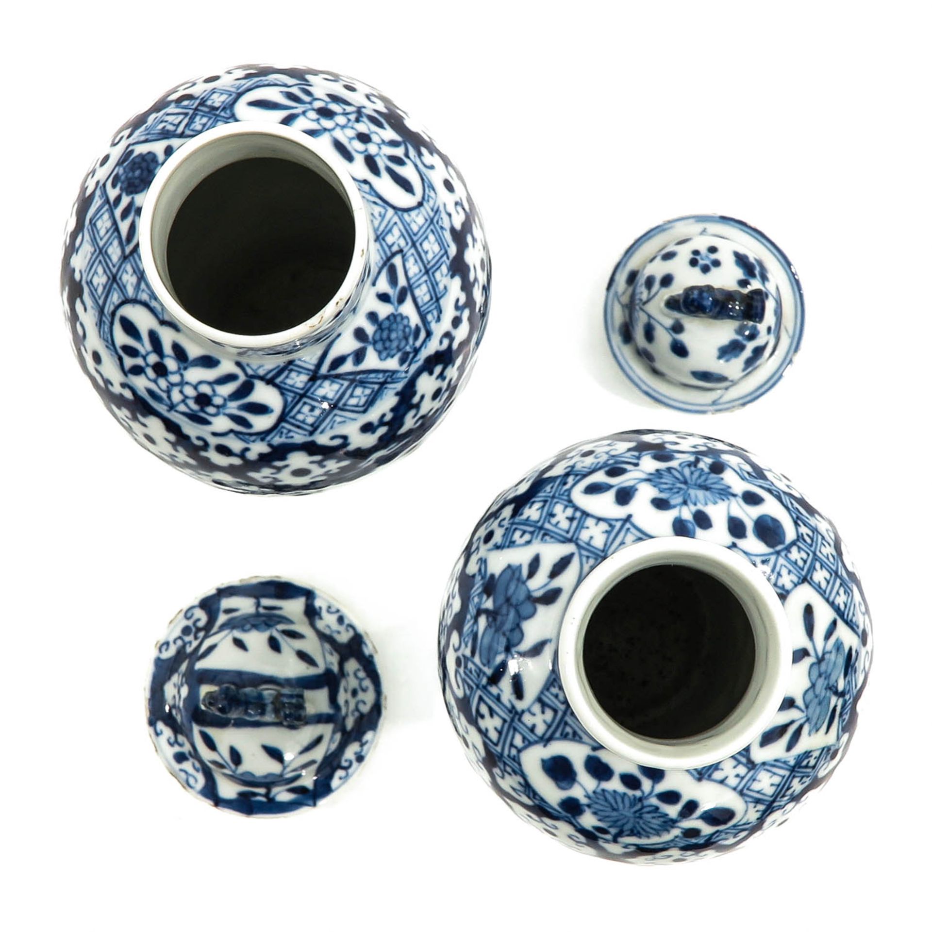 A Pair of Blue and White Garniture Vases - Image 5 of 10