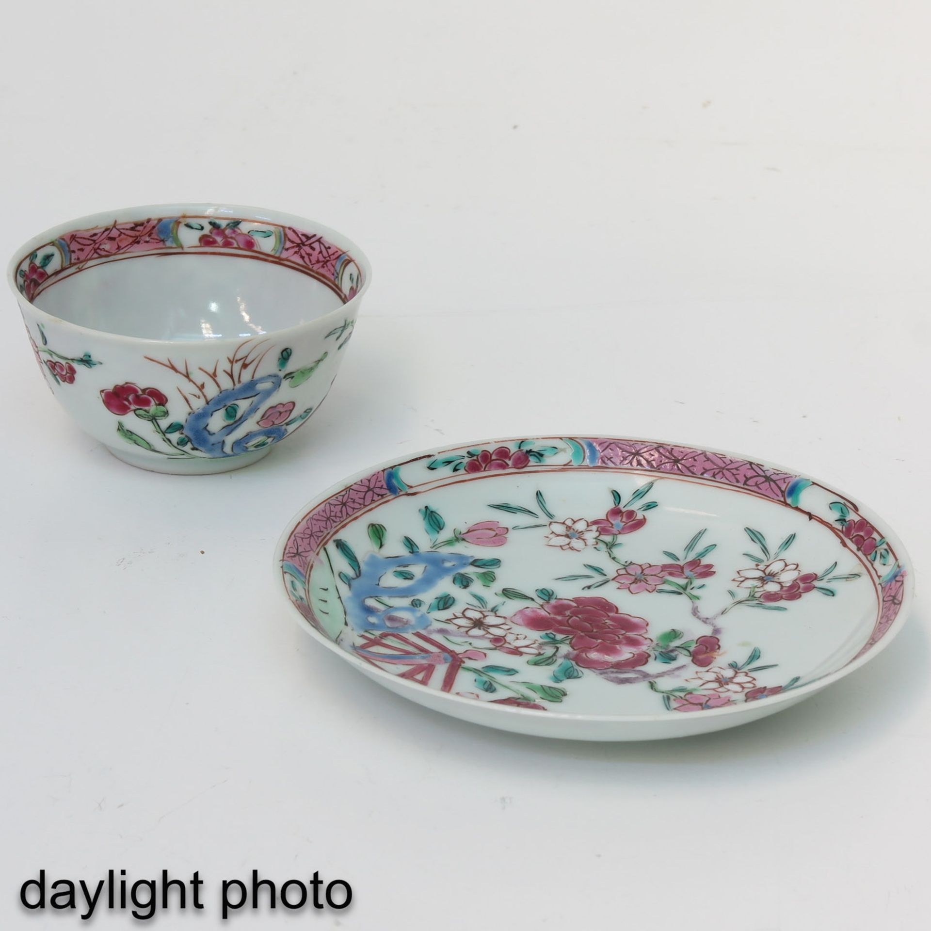 A Collection of Famille Rose Cups and Saucers - Bild 9 aus 10