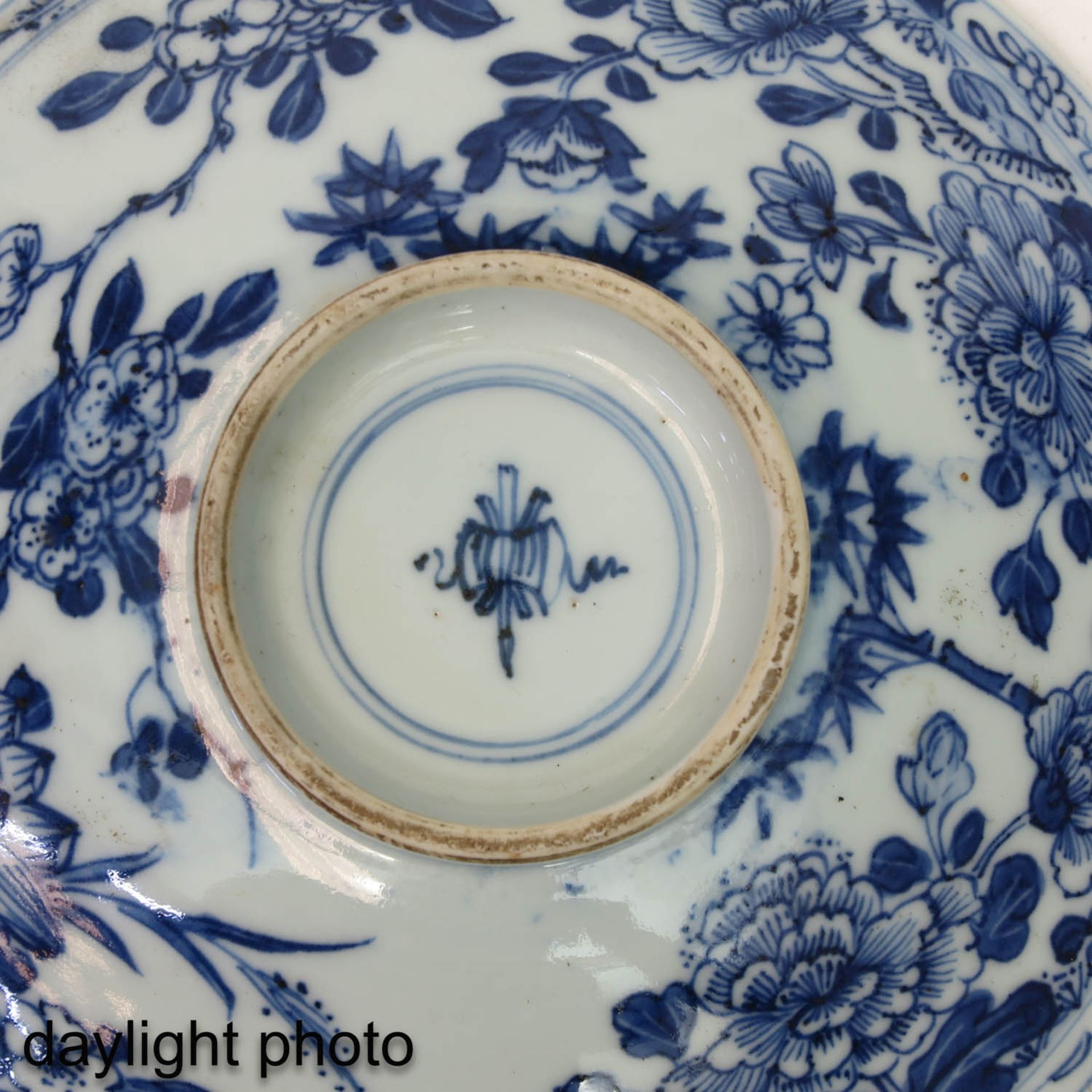 A Blue and White Bowl with Cover - Bild 9 aus 10