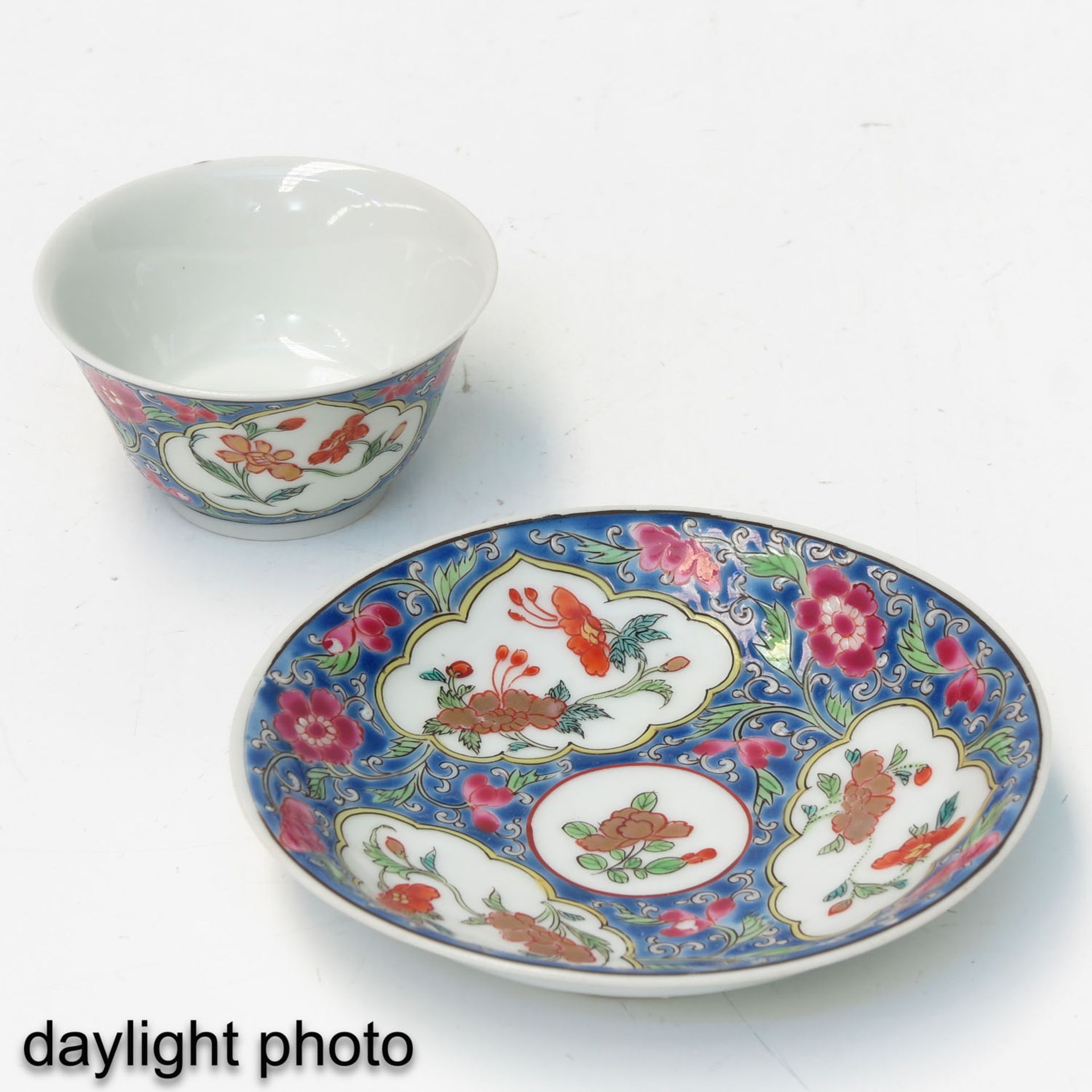 A Pair of Famille Rose Cups and Saucers - Bild 9 aus 10