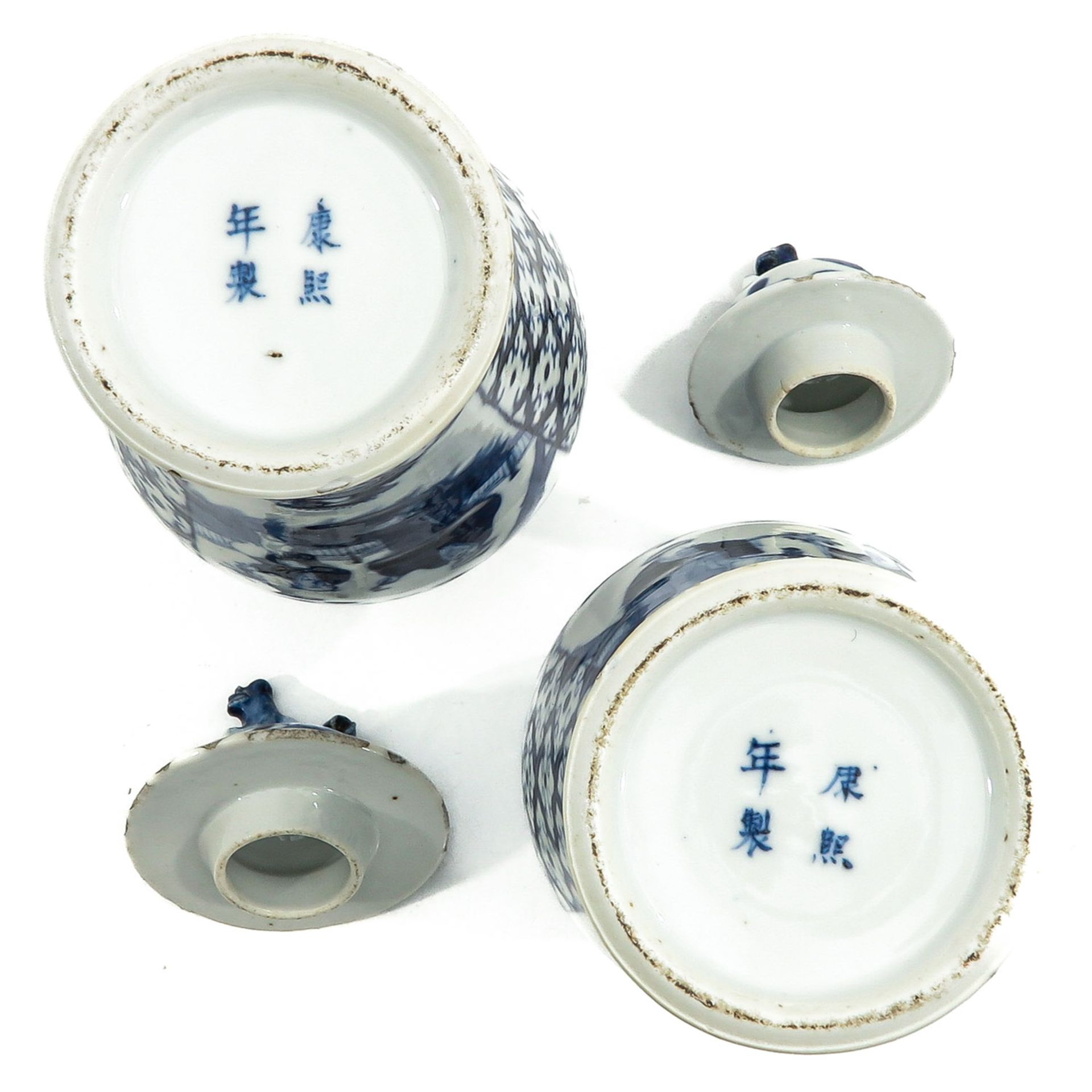 A Pair of Blue and White Garniture Vases - Image 6 of 10