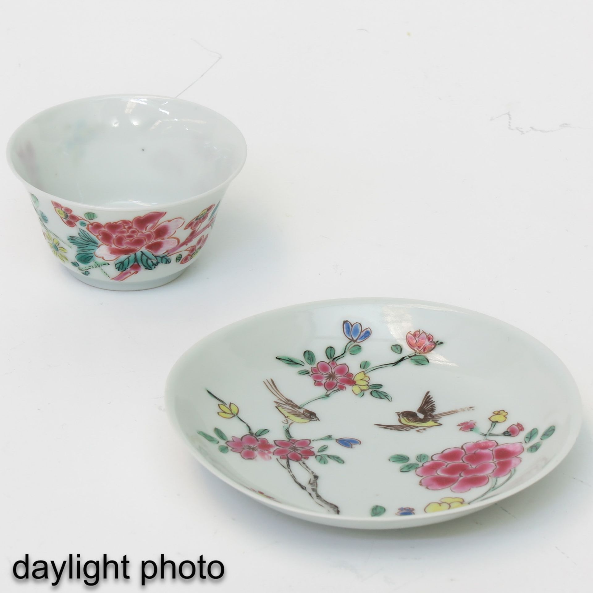 A Pair of Famille Rose Cups and Saucers - Bild 9 aus 10