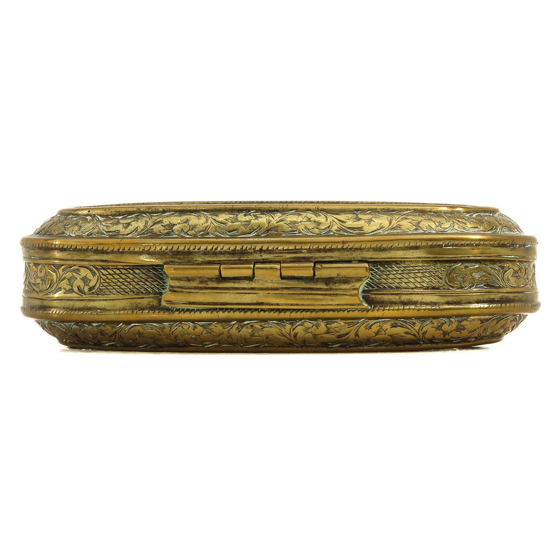 An 18th Century Dutch Oval Tobacco Box - Image 3 of 7