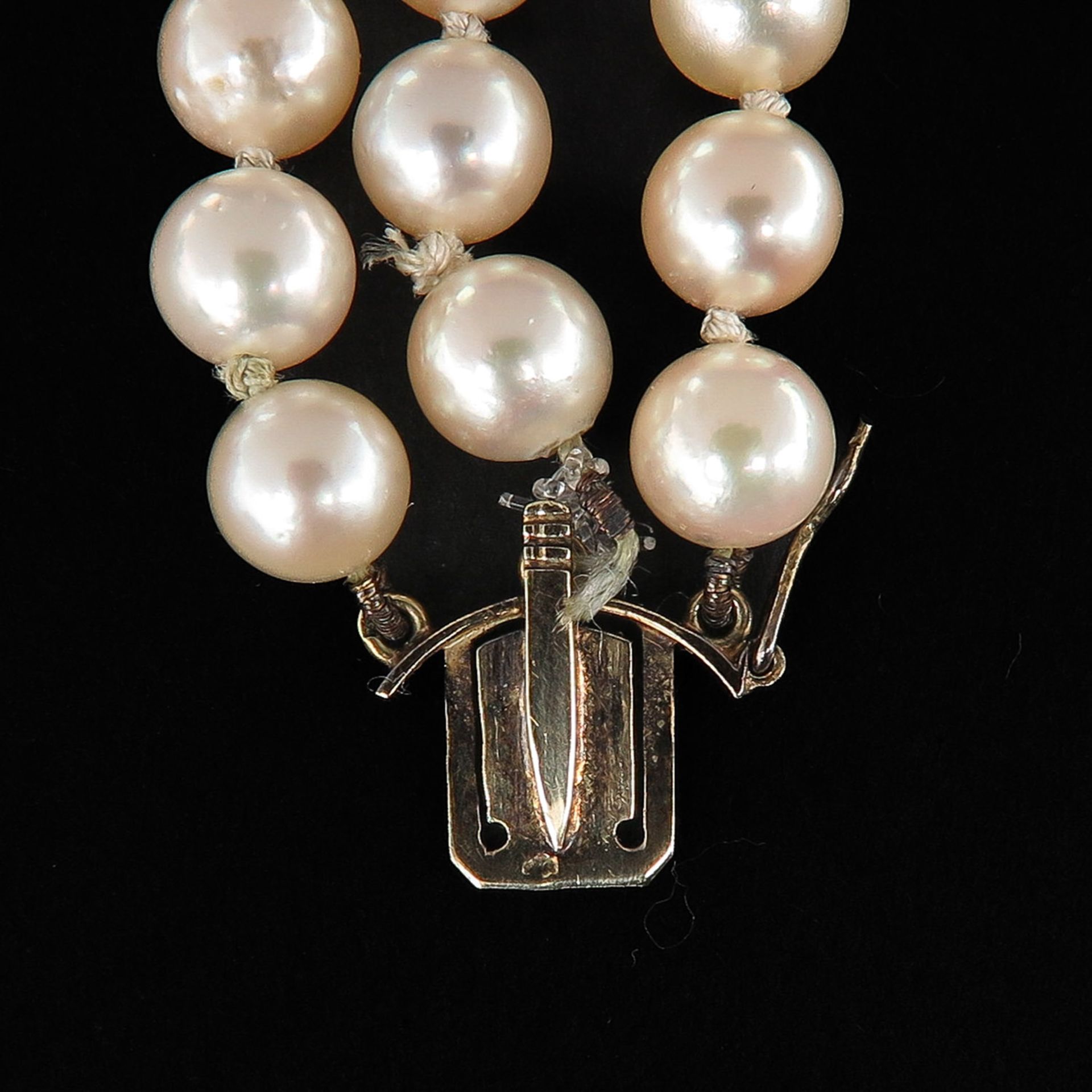 A 3 Strand Pearl Necklace on Silver and Gold Clasp - Image 5 of 5