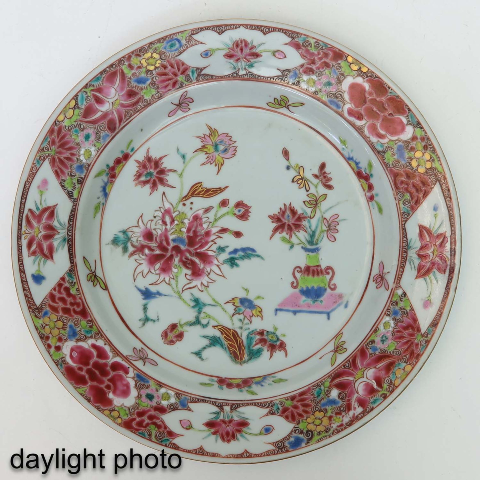 A Pair of Famille Rose Plates - Bild 9 aus 9